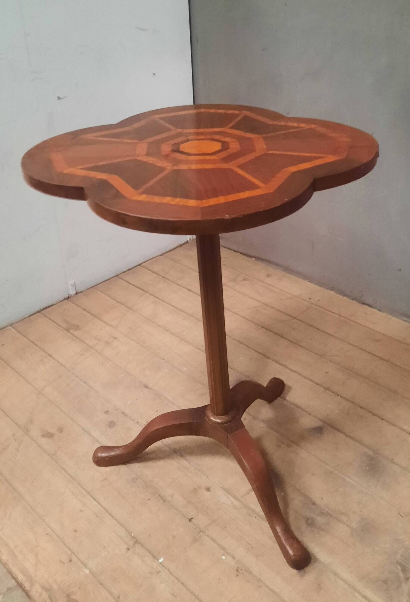 Polylobed gueridon in marquetry