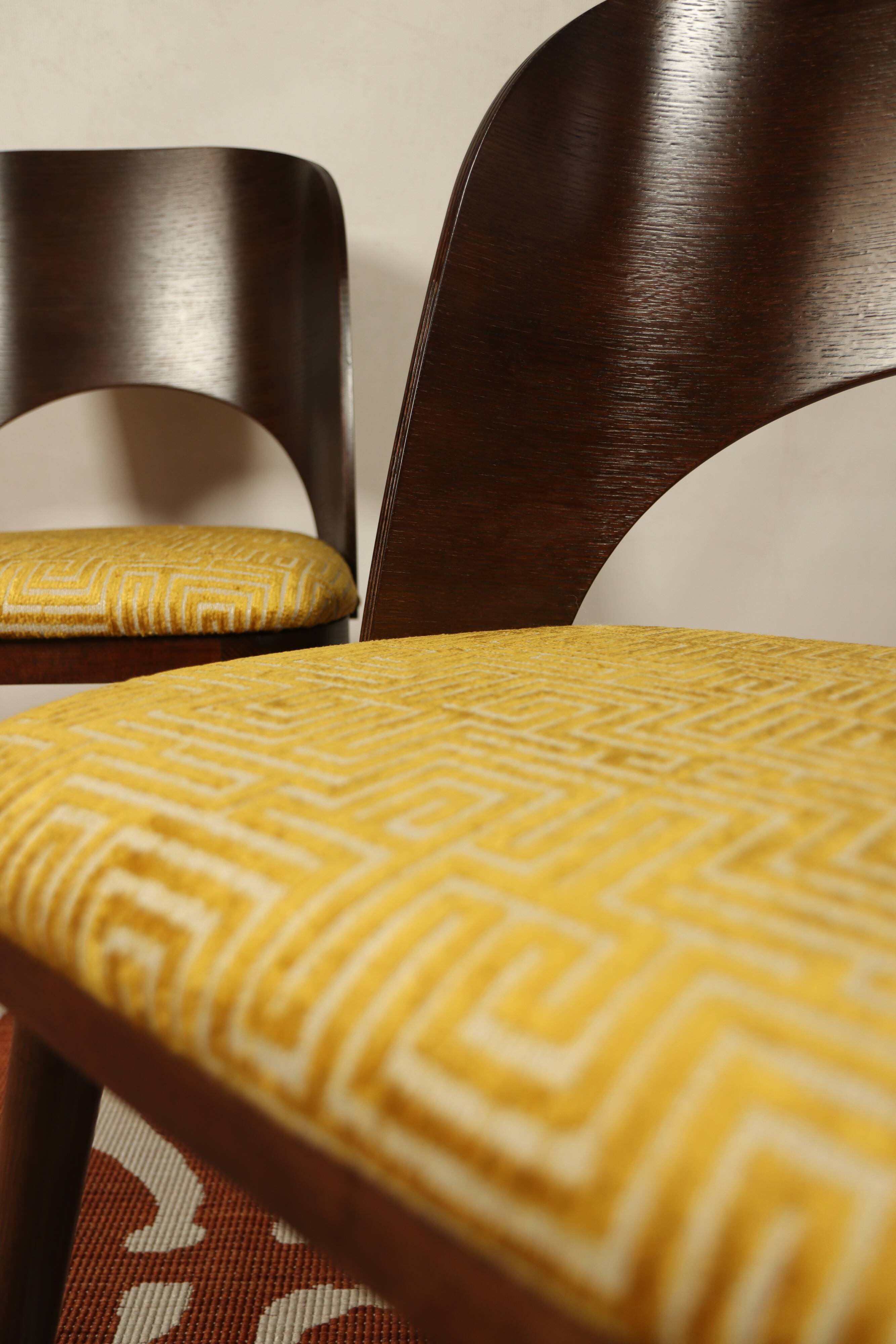 Ensemble de 4 chaises de salle à manger de style art déco en bois de chêne marron chocolat avec revêtement géométrique