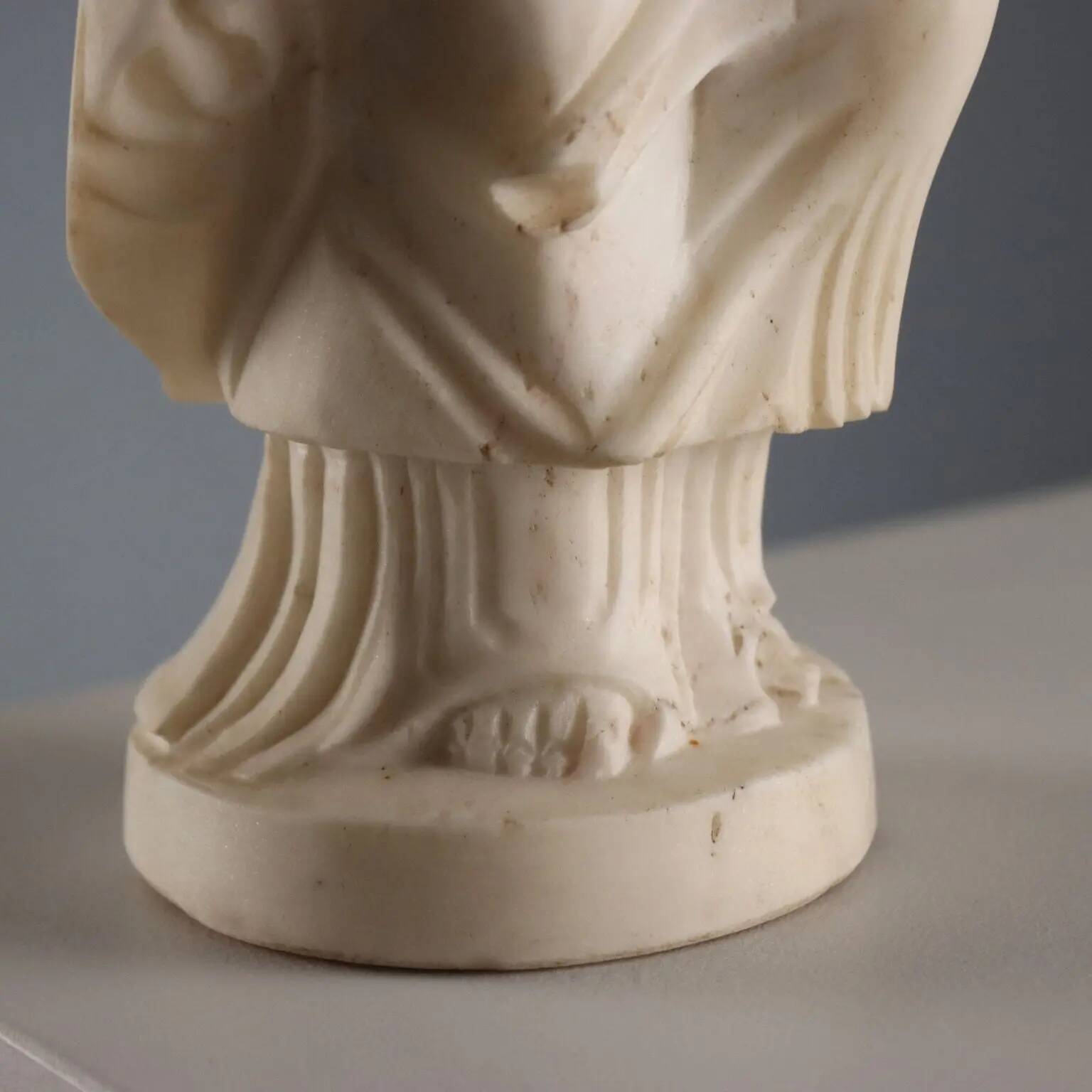 Sculpture of a Roman matron in white marble, Italy, 19th century.