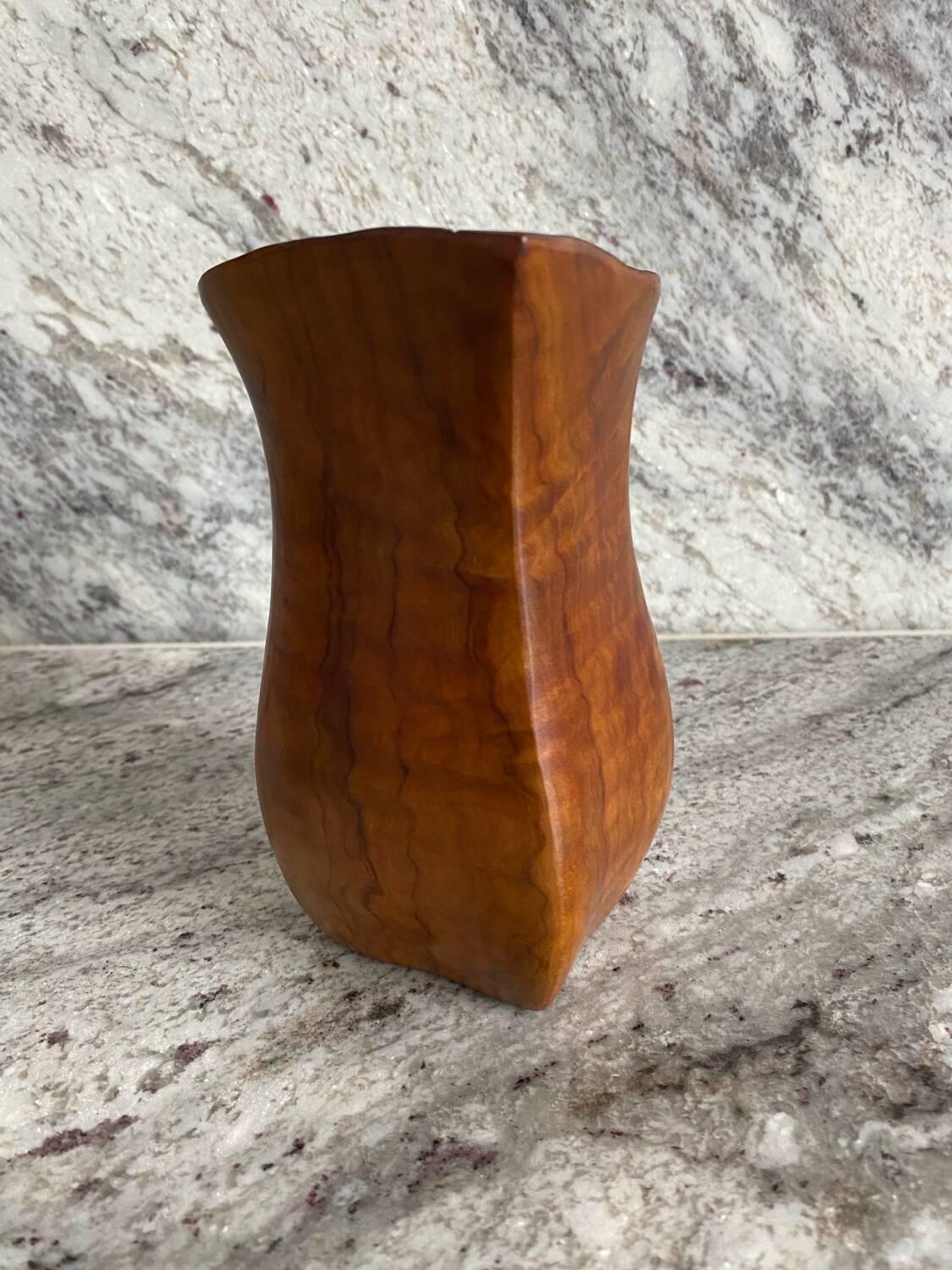 Single-walled pitcher in olive wood