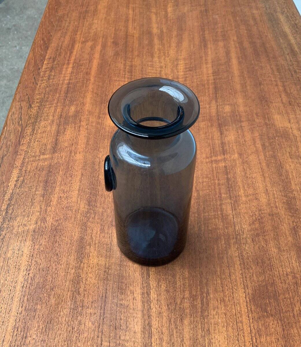 Vase en verre bleu vintage avec ornement de sceau