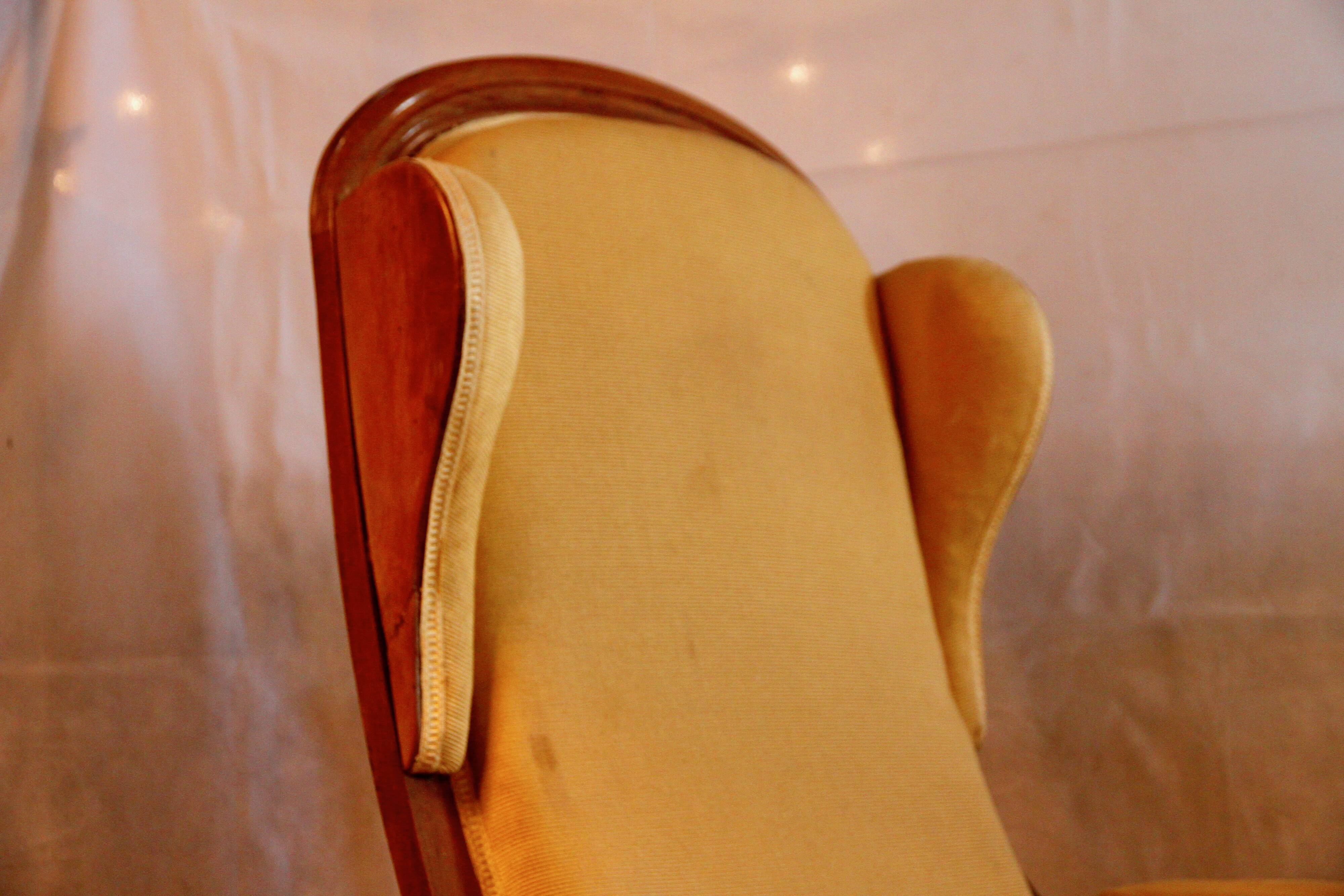 Fauteuil voltaire à oreilles, tissu jaune, XXe siècle