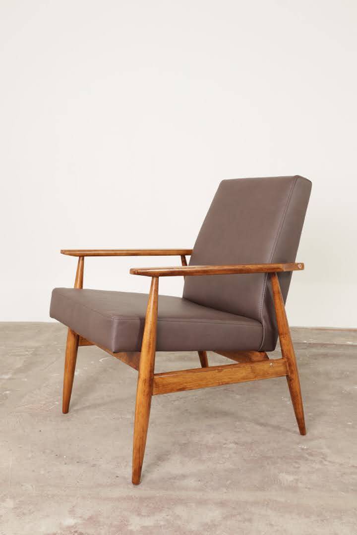 Fauteuil lounge scandinave en cuir végétal taupe foncé, design classique, couleur noyer