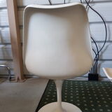 Saarinen swivel chairs by Eero Saarinen