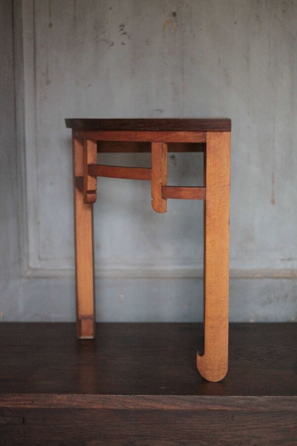 Table basse bois marqueté forme triangulaire, bout de canapé, art-déco