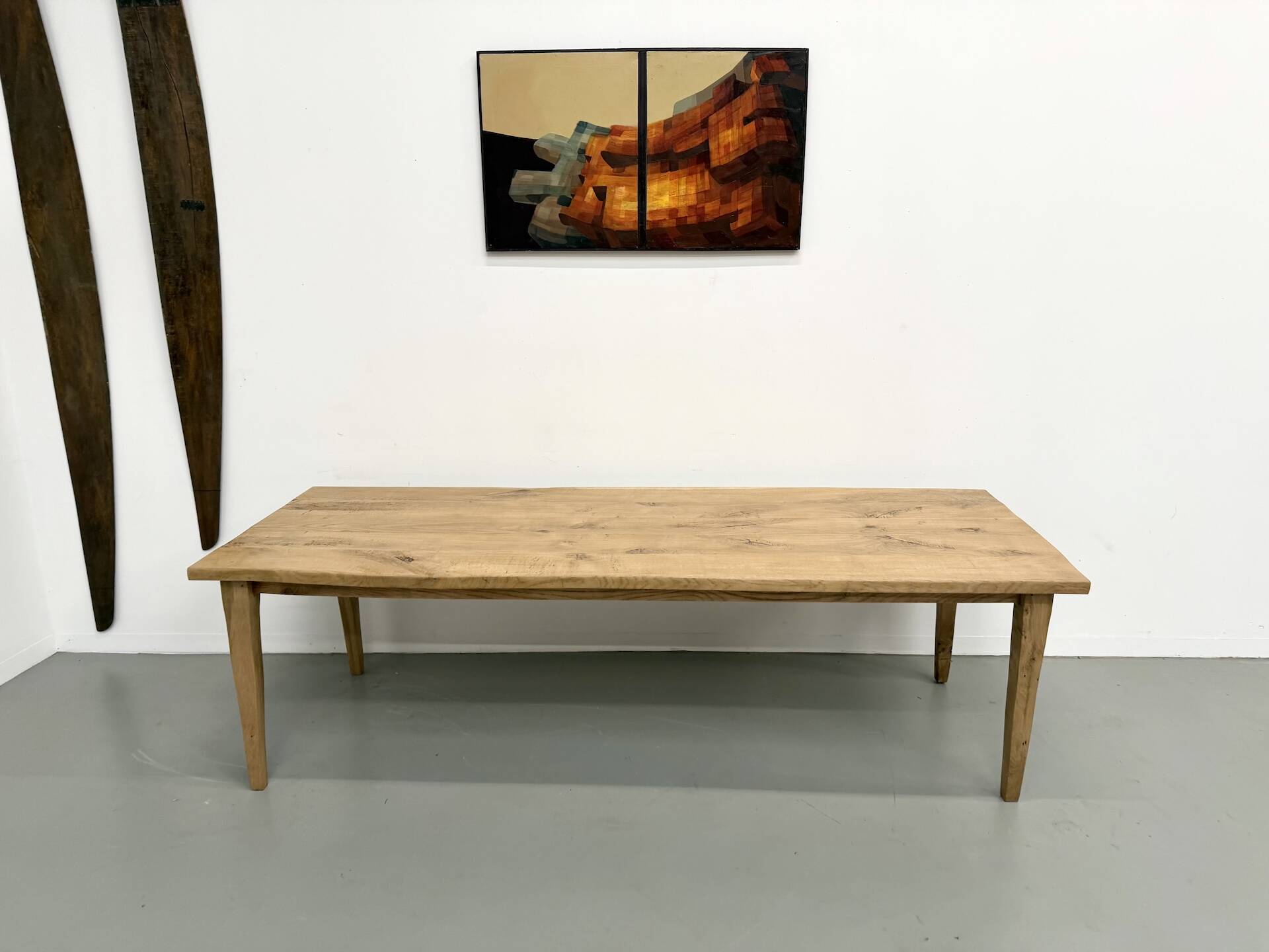 Grande table de salle à manger en chêne massif, au format XXL.