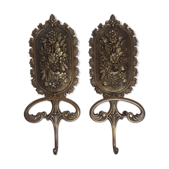 Paire de porte manteaux muraux au décor de fleurs en laiton, style rocaille