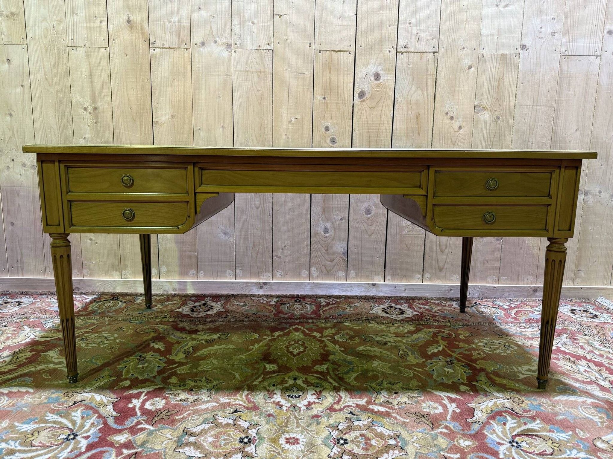 Bureau plat de style Louis XVI en merisier et cuir