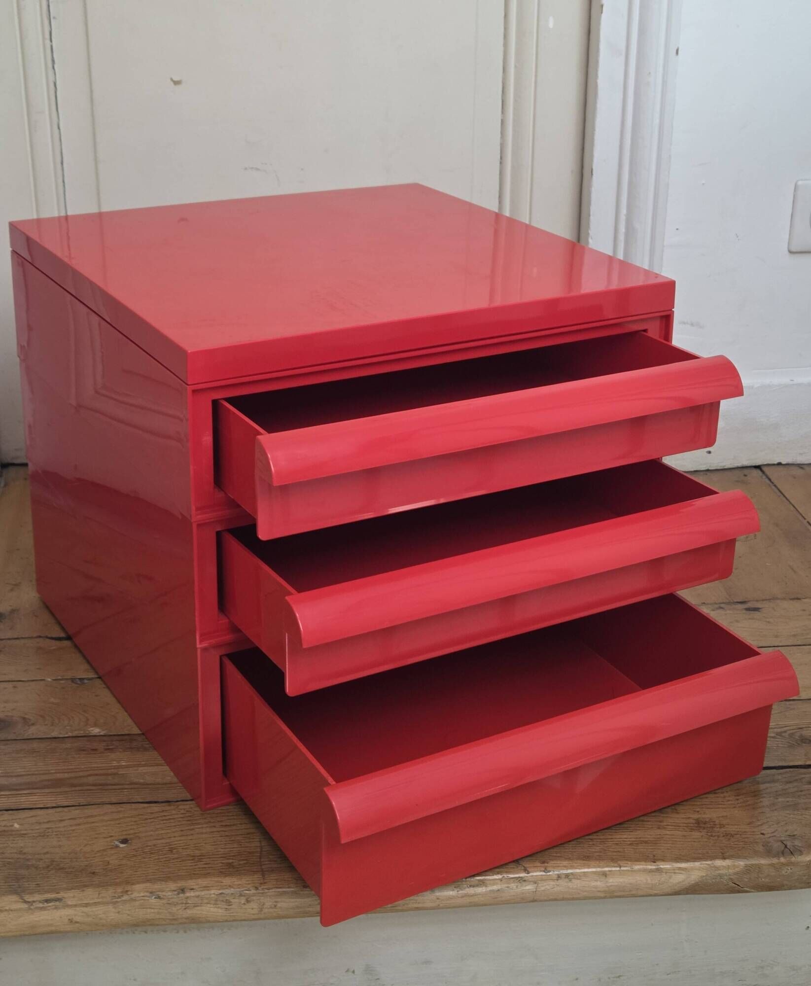 Kartell 4602 Simon Fussell – modular furniture with 3 drawers, red, Italy, 1970.