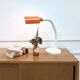 Lampe bureau orange et blanche en métal