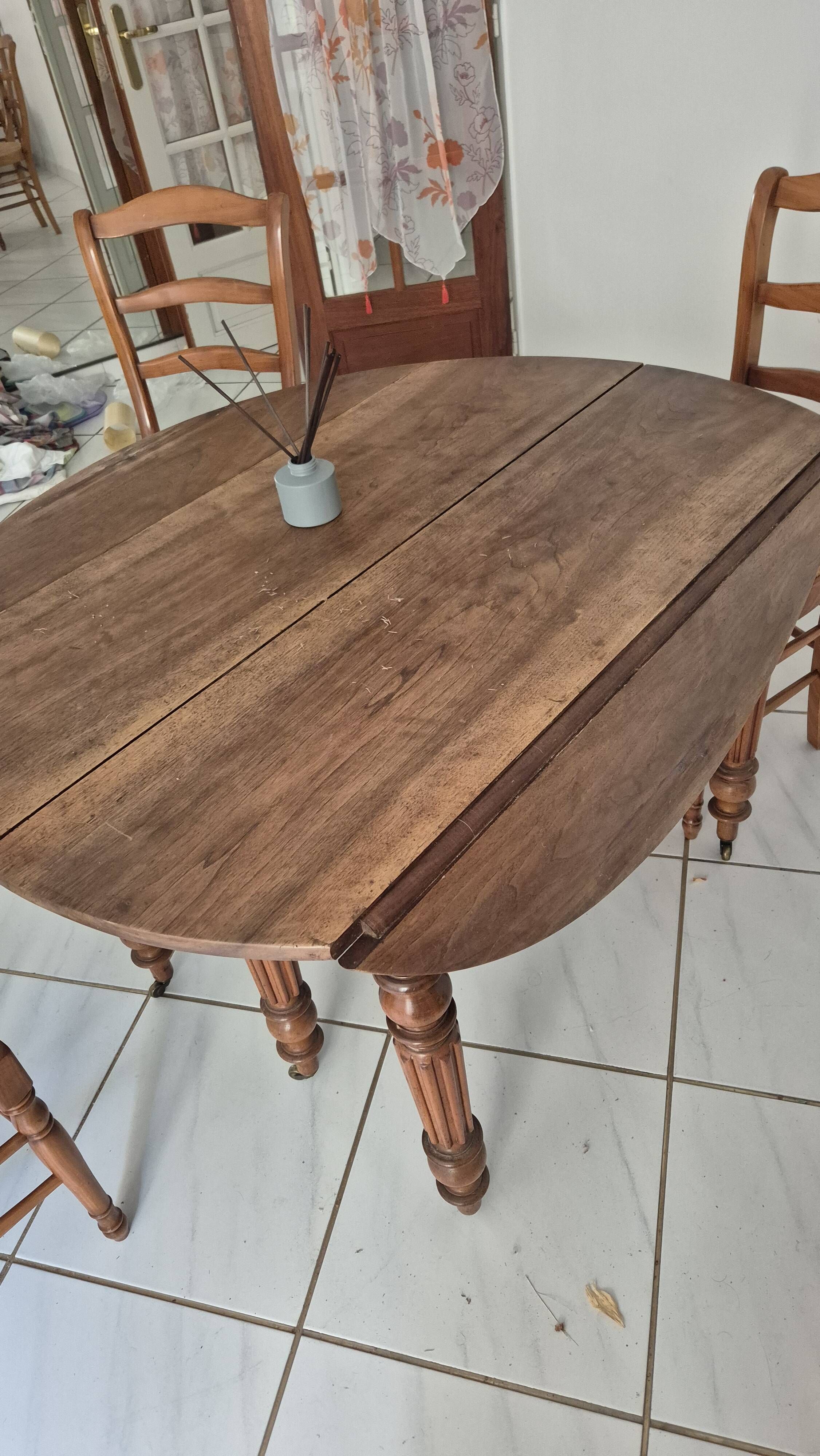 Louis Philippe round table in walnut