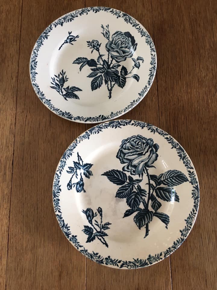 2 old flat plates decorated with dark blue roses in earthenware. Two different settings
