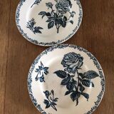 2 old flat plates decorated with dark blue roses in earthenware. Two different settings