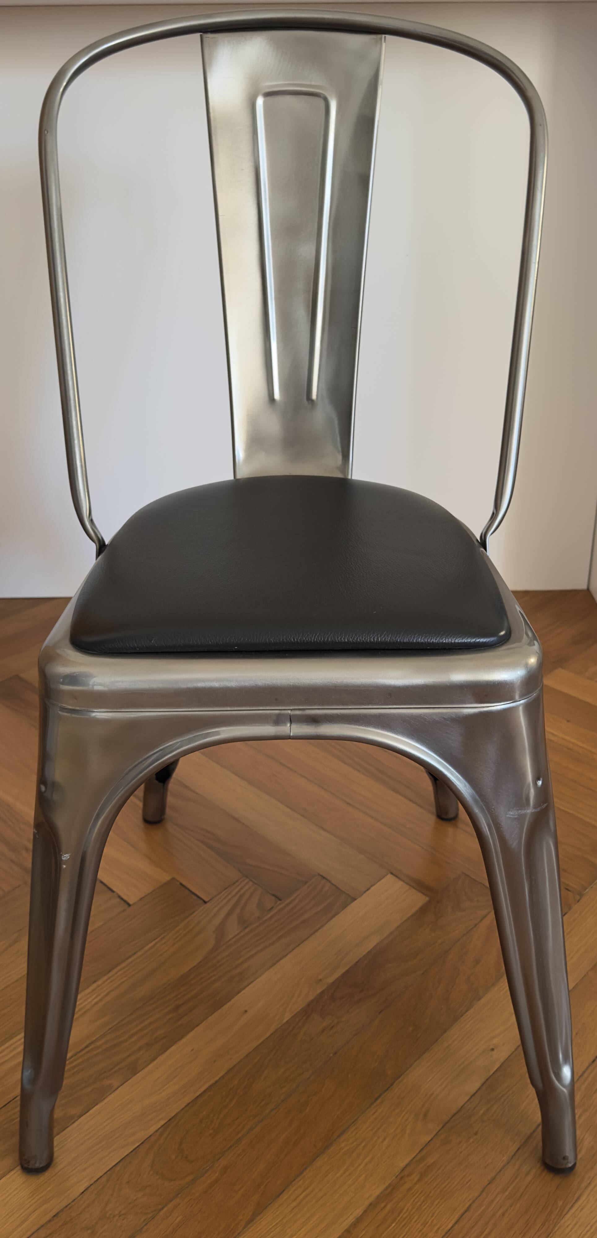 8 chaises modèle A Tolix