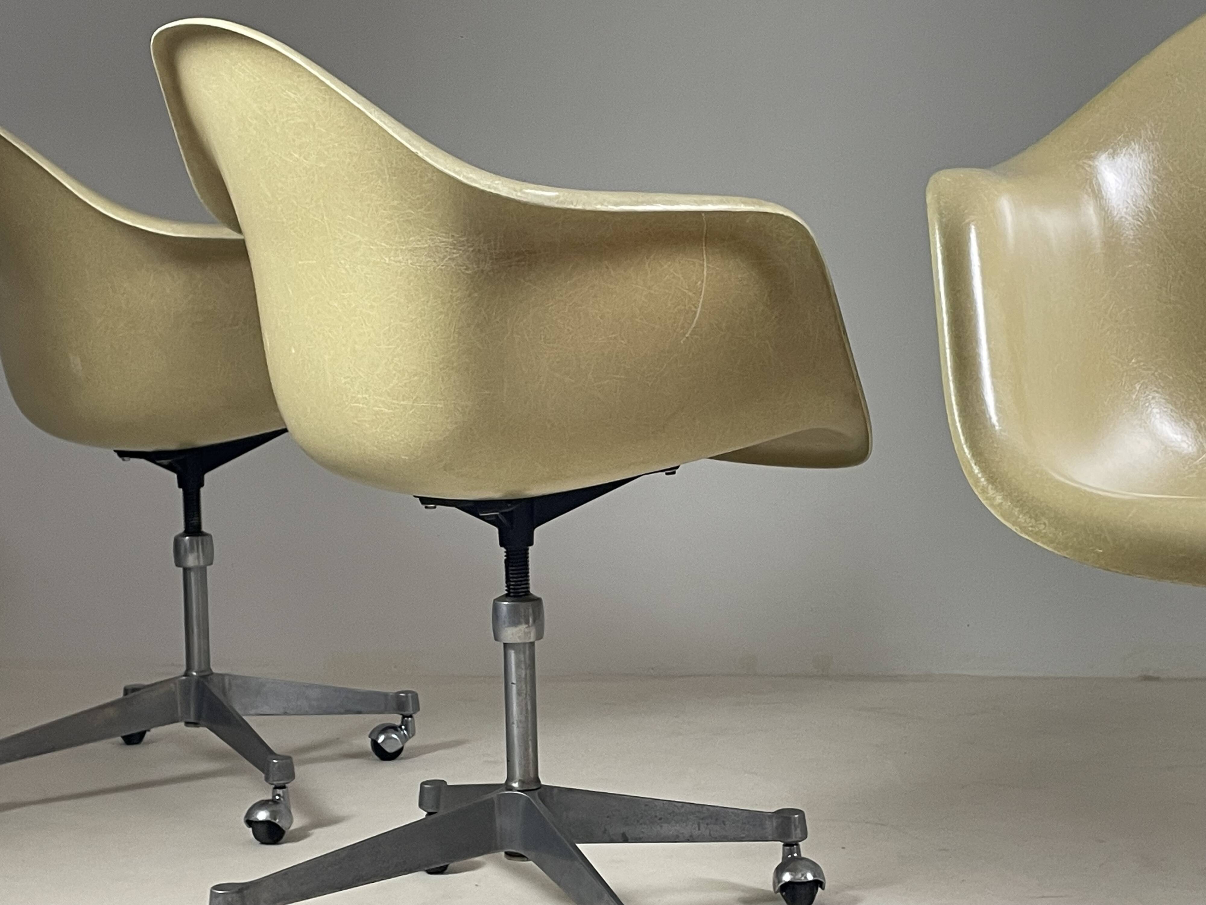 Fiberglass armchair by Charles Eames for Herman Miller, 1960