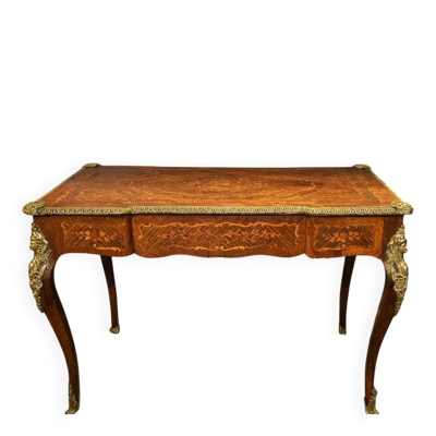 Bureau plat de style Louis XV en marqueterie - travail du XXe siècle