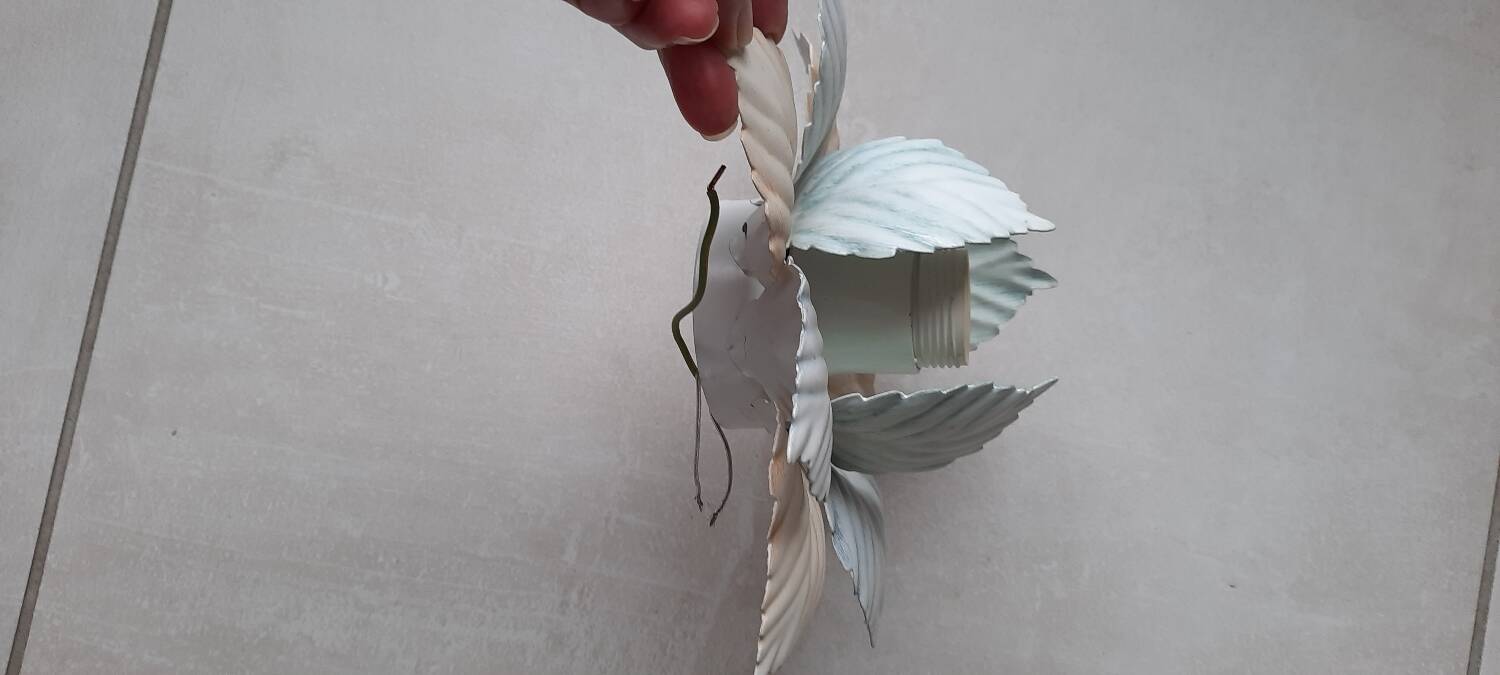 Metal flower wall light