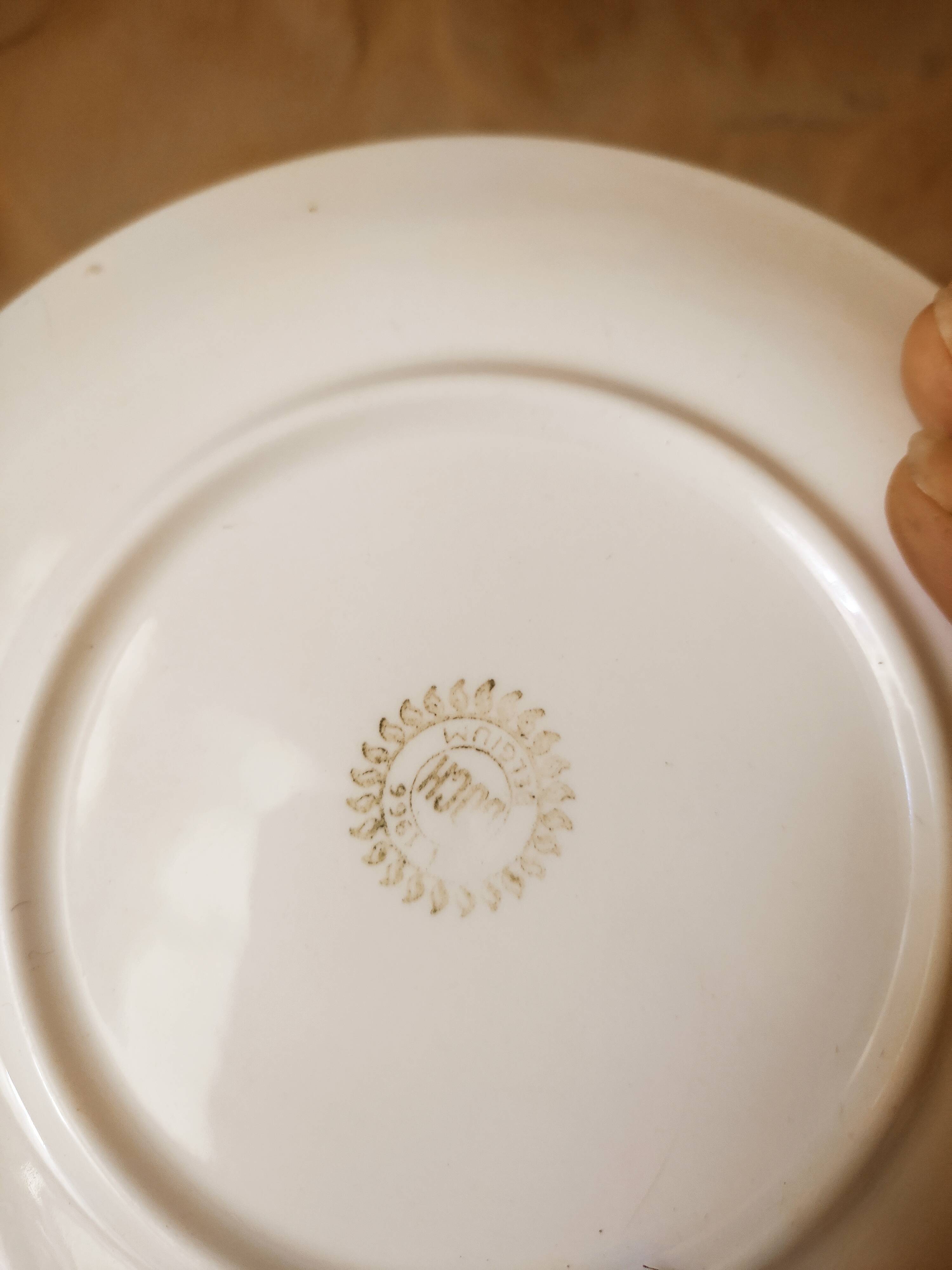 4 dessert plates Boch nut model