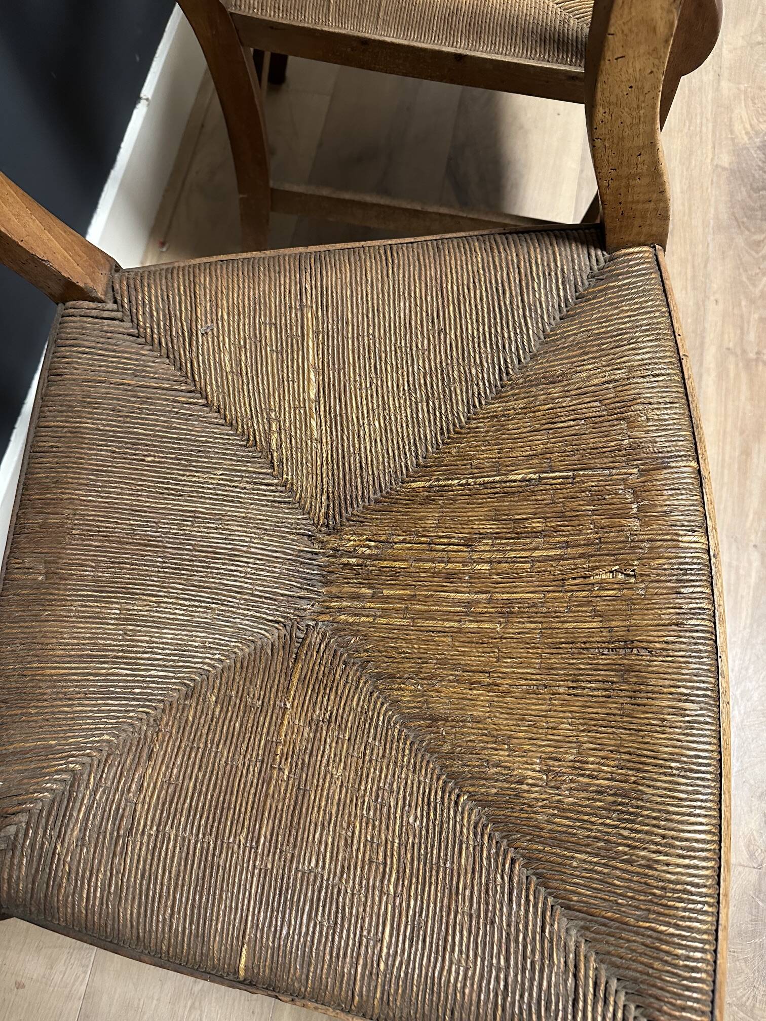 Ensemble de fauteuils provençaux antiques en bon état