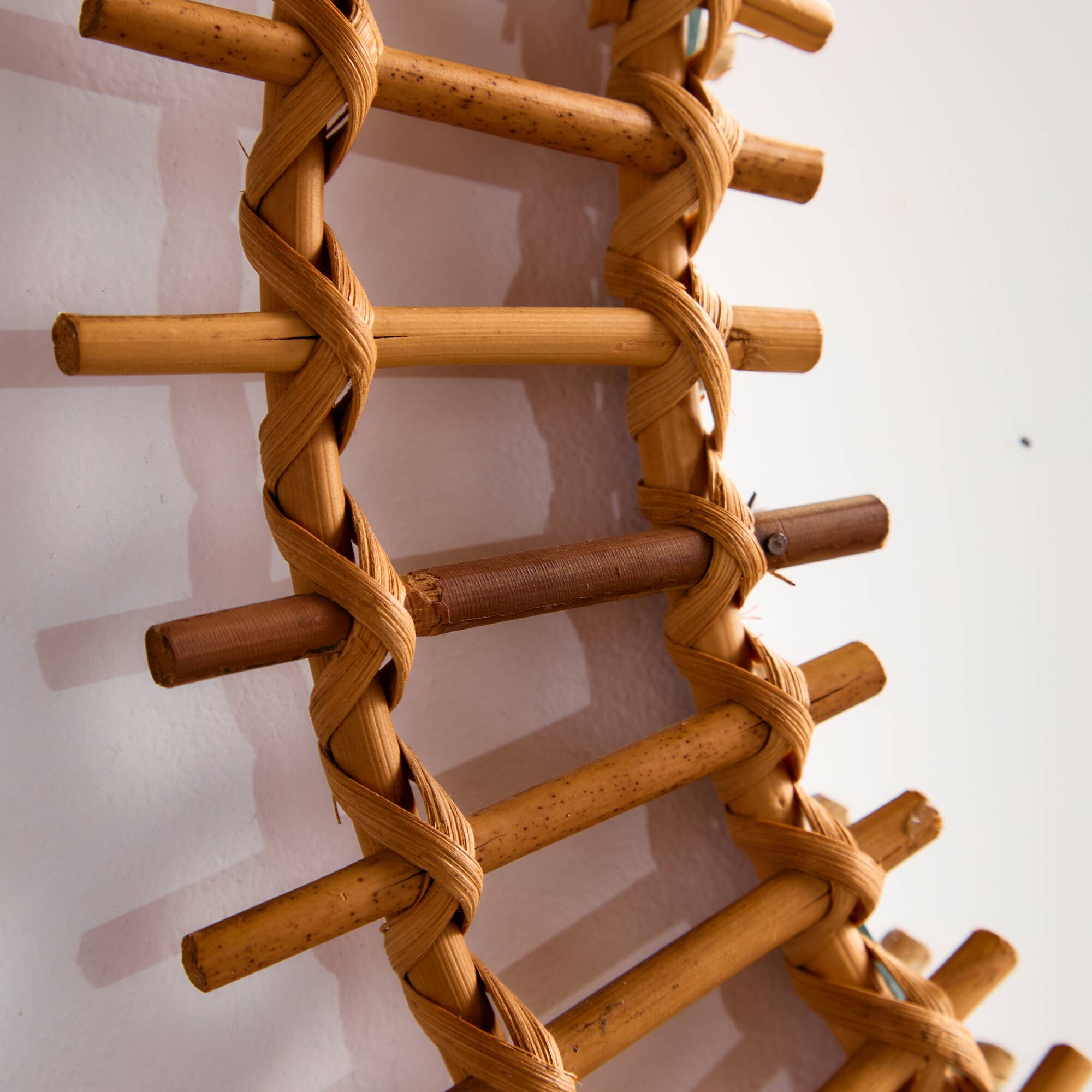 Miroir encadré en rotin et canne