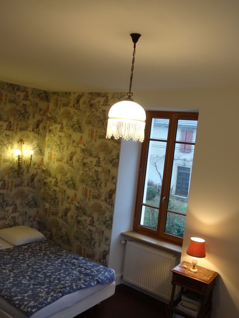 Vintage suspension in half shell speckled with pearls