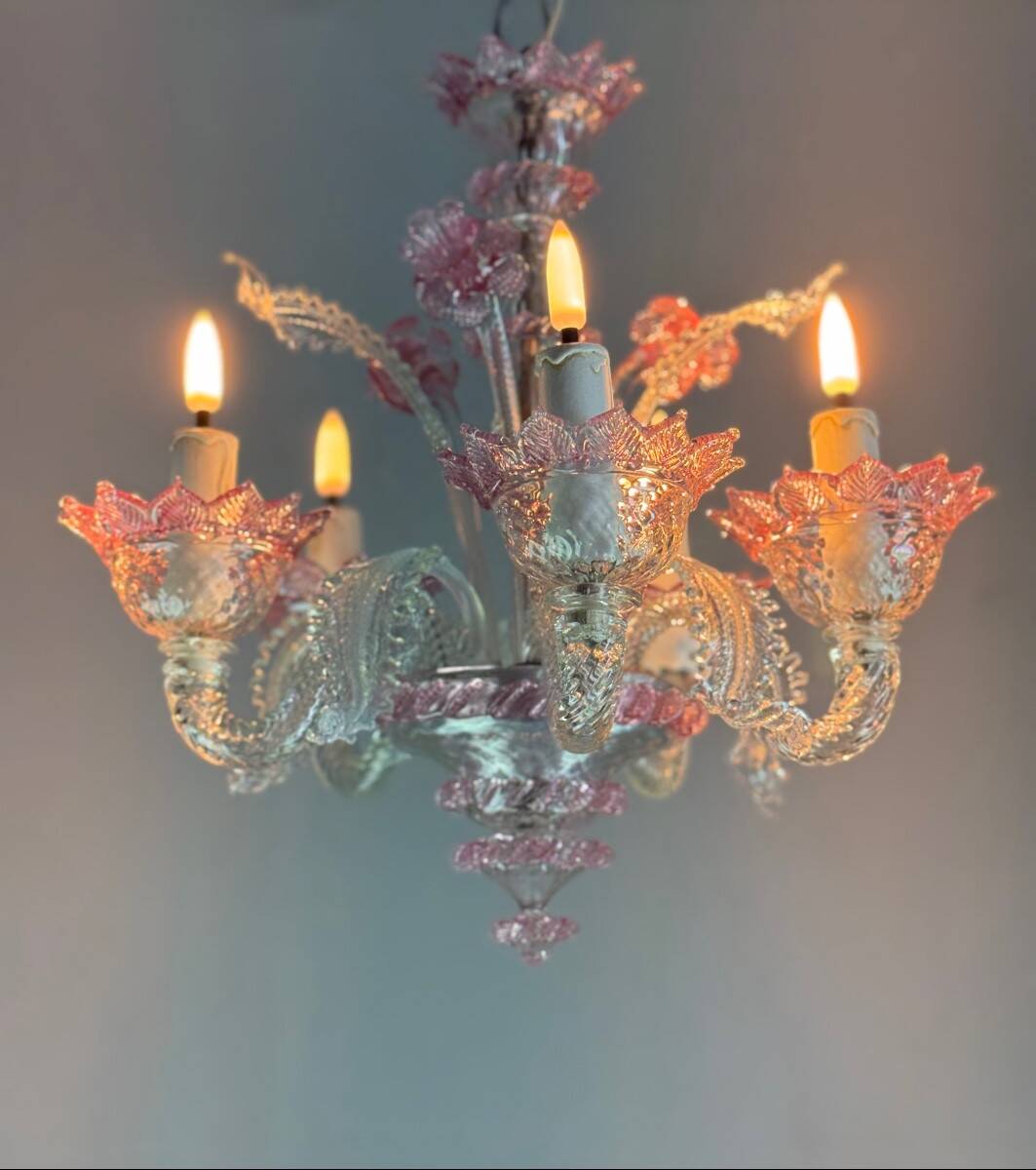 Petit lustre vénitien en verre de Murano incolore et rouge, circa 1950