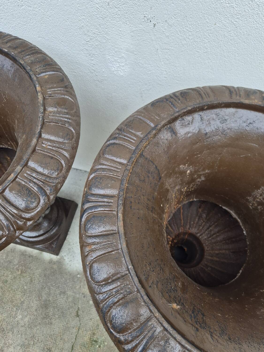 Pair of Medici cast iron vases from a bourgeois house - H73cm