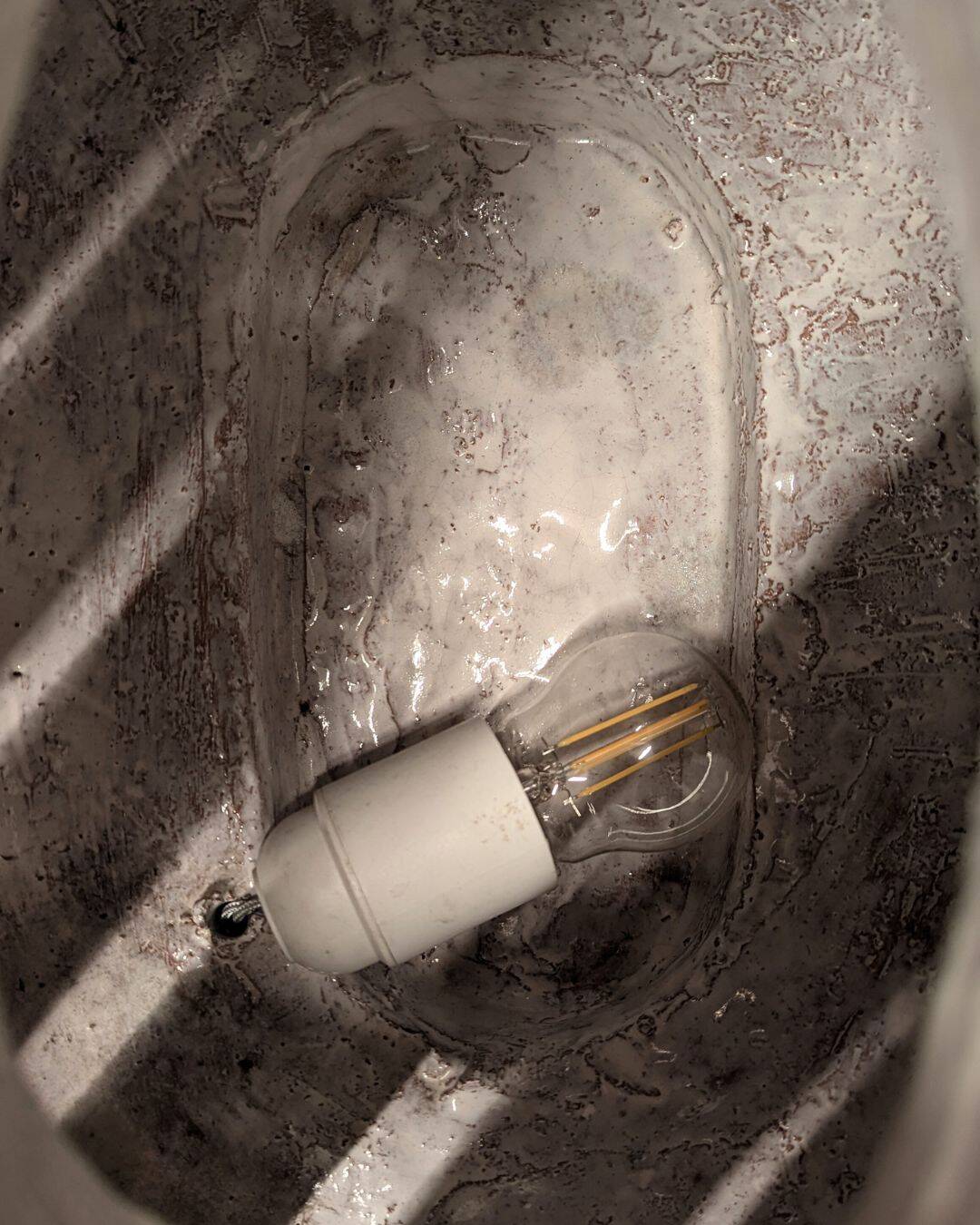 Brutalist lamp in glazed terracotta – Albert Spinelli (20th century)