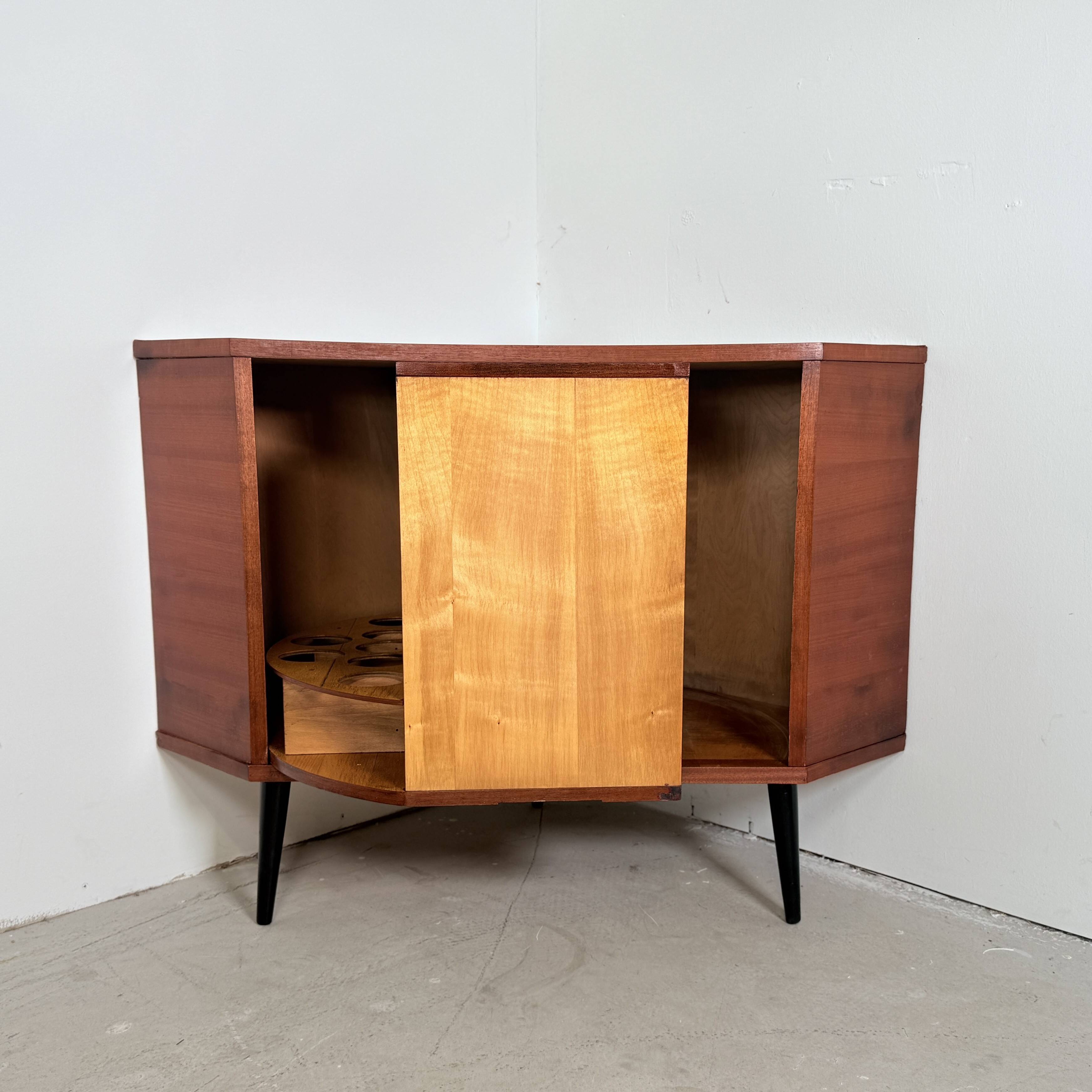 Vintage hoekkast met draaiende bar