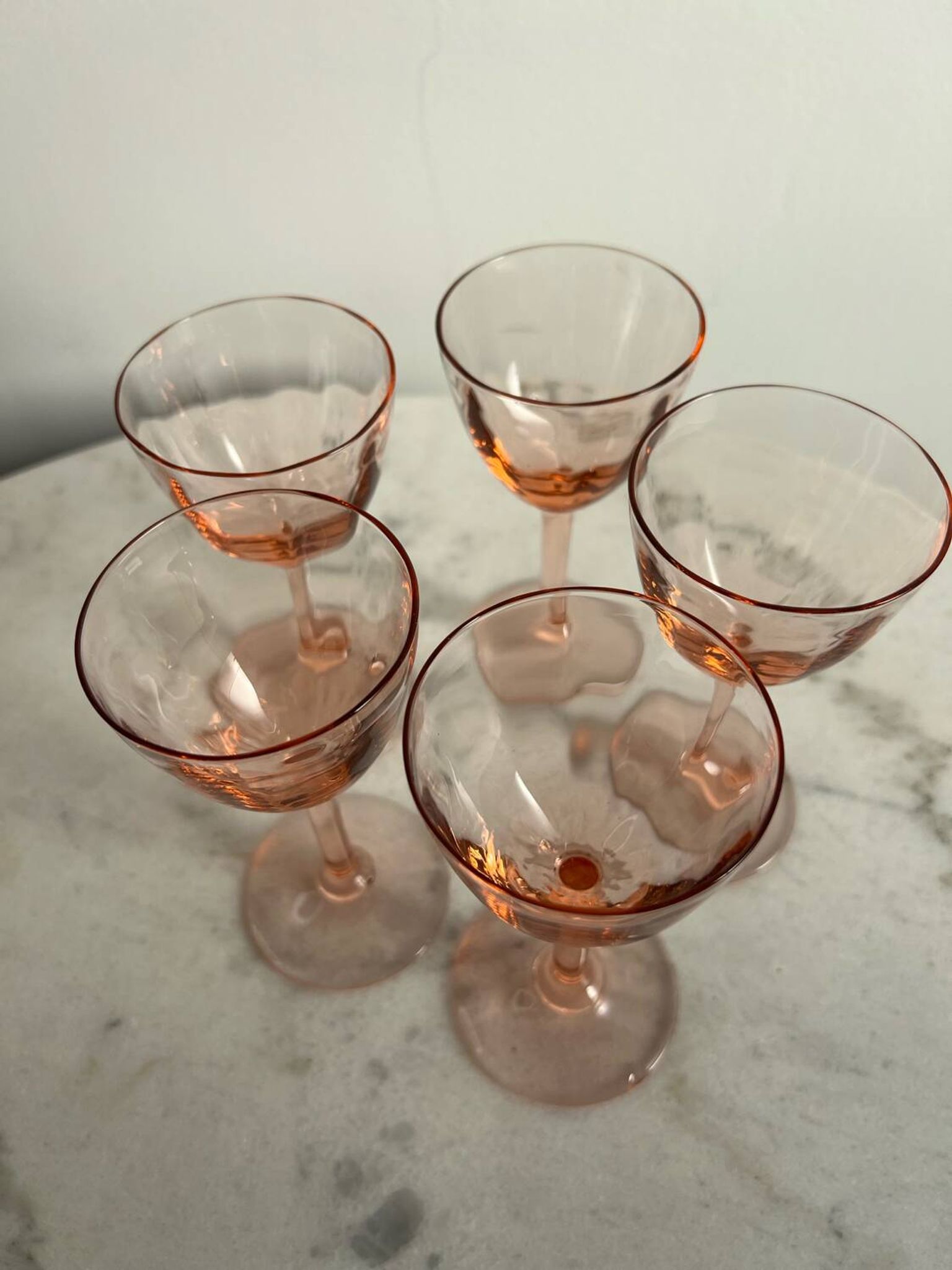 5 petits verres à pieds rose en verre