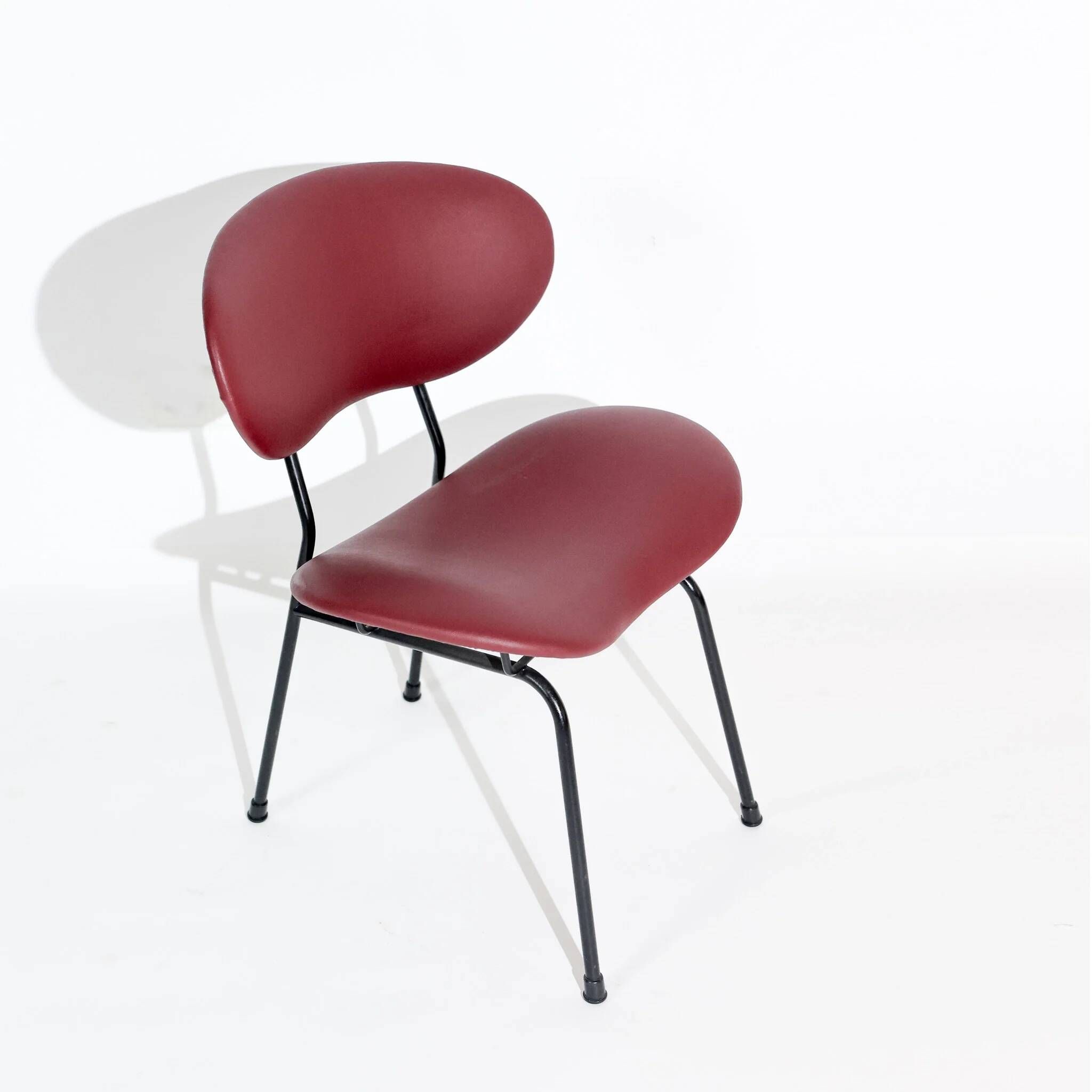 Vintage low chair by Gastone Rinaldi for Rima, black lacquered frame and burgundy upholstery, Italy, 1950s.
