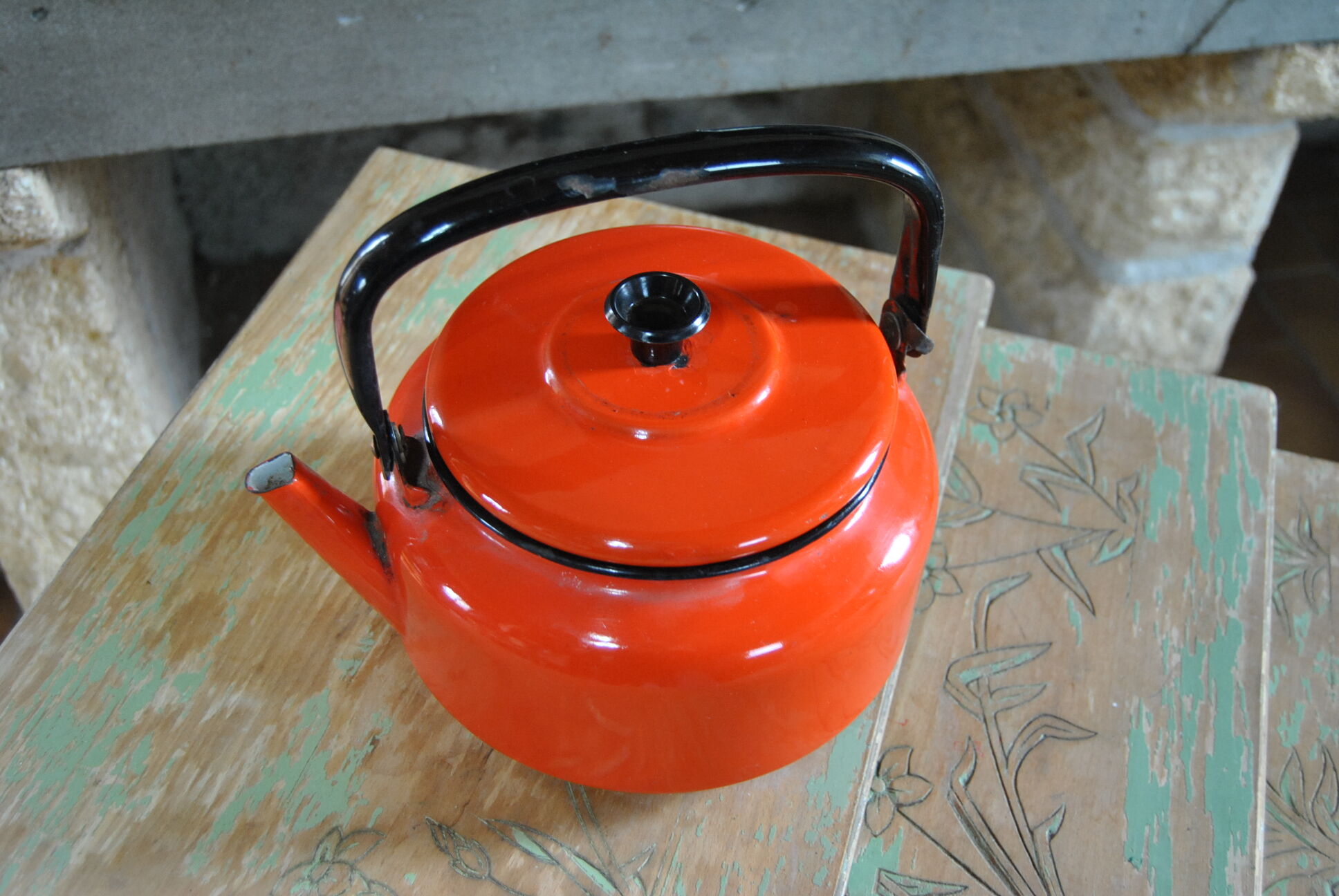 Orange enamelled kettle 60s/70s
