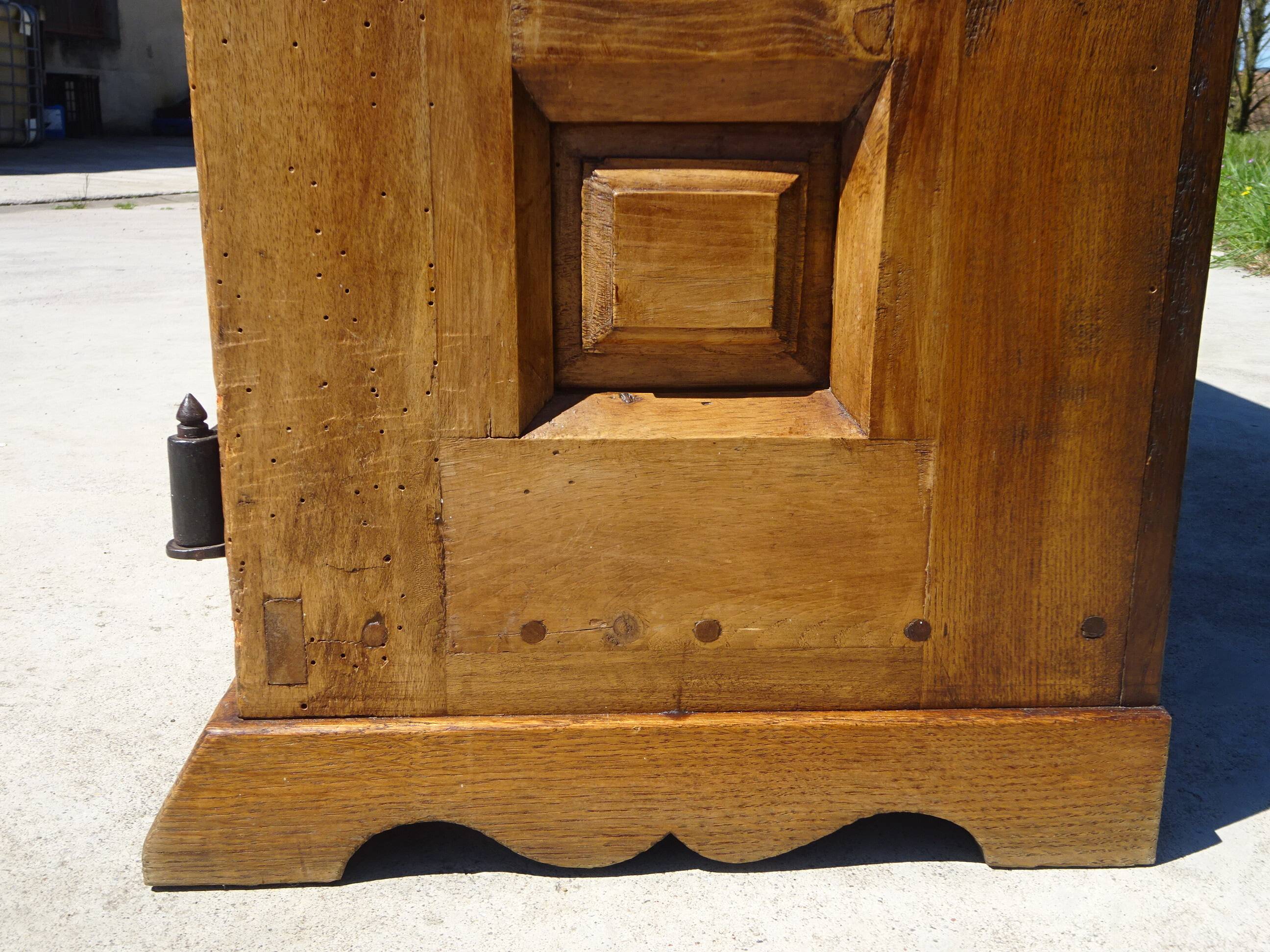 Old Tuscan sideboard, shallow depth