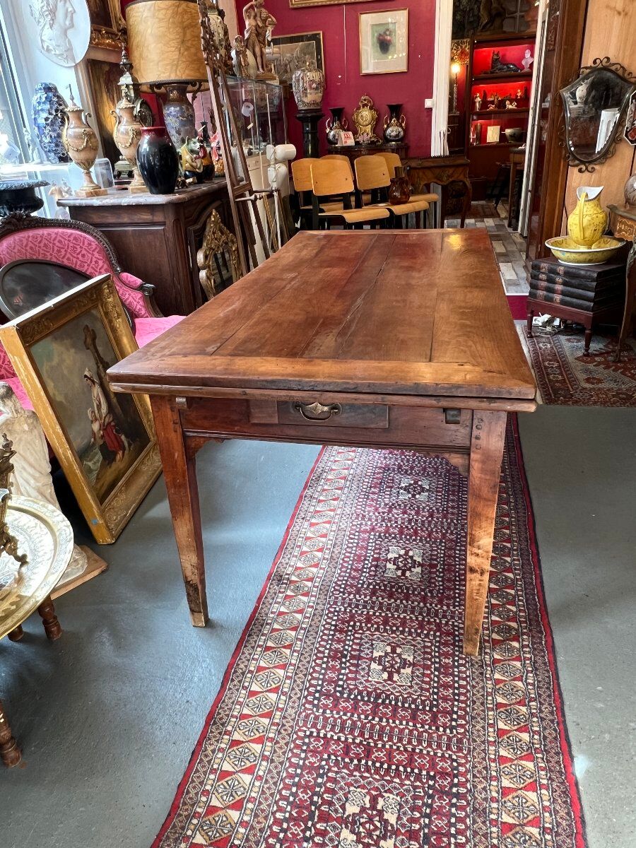 Rustic solid wood table: Elegance and functionality for your family meals, 19th century.