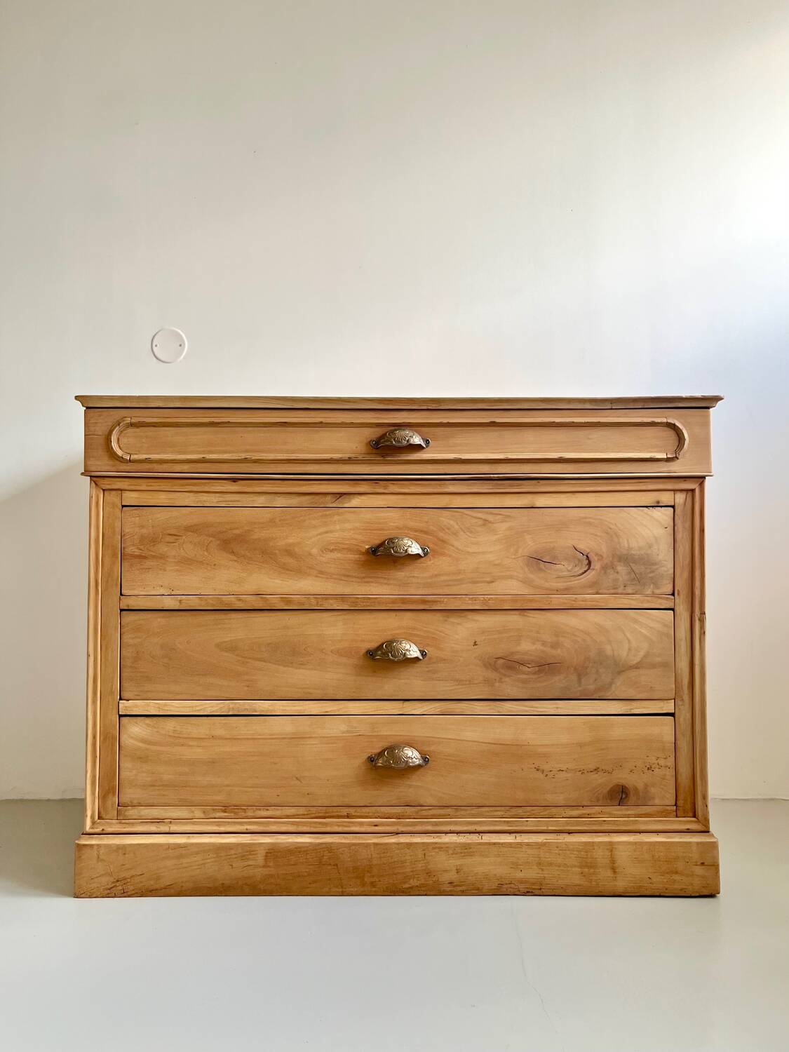 Commode ancienne, meuble de métier en orme massif