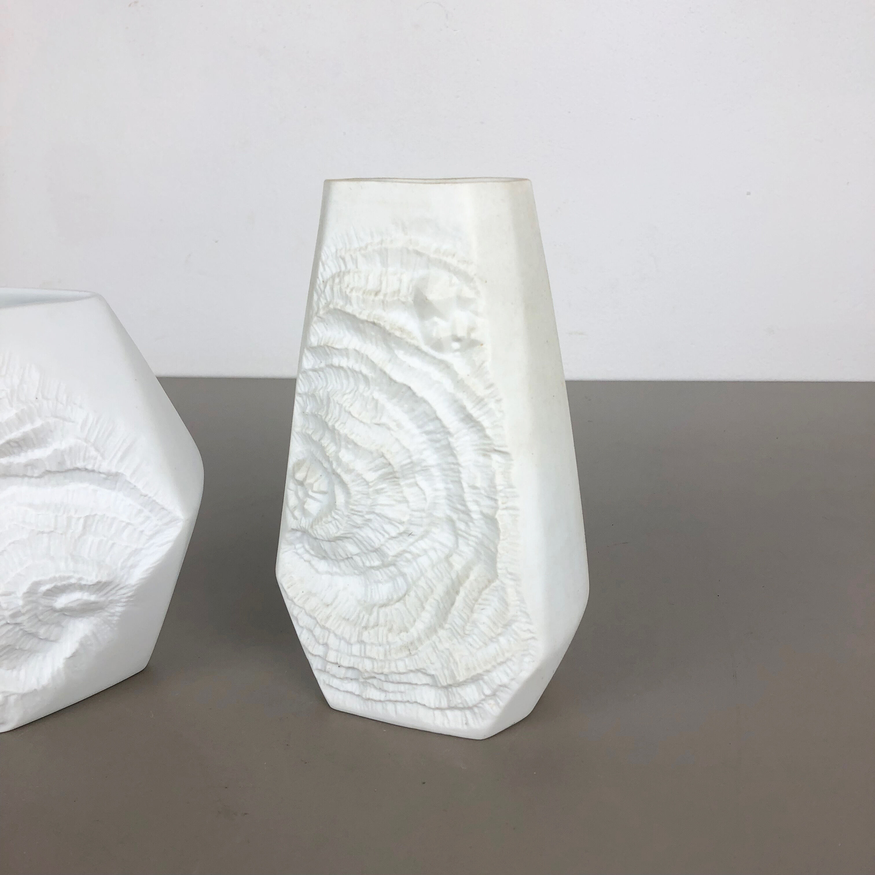 Ensemble de 2 vases originaux de porcelaine d'art d'art d'OP par AK Kaiser Allemagne années 70