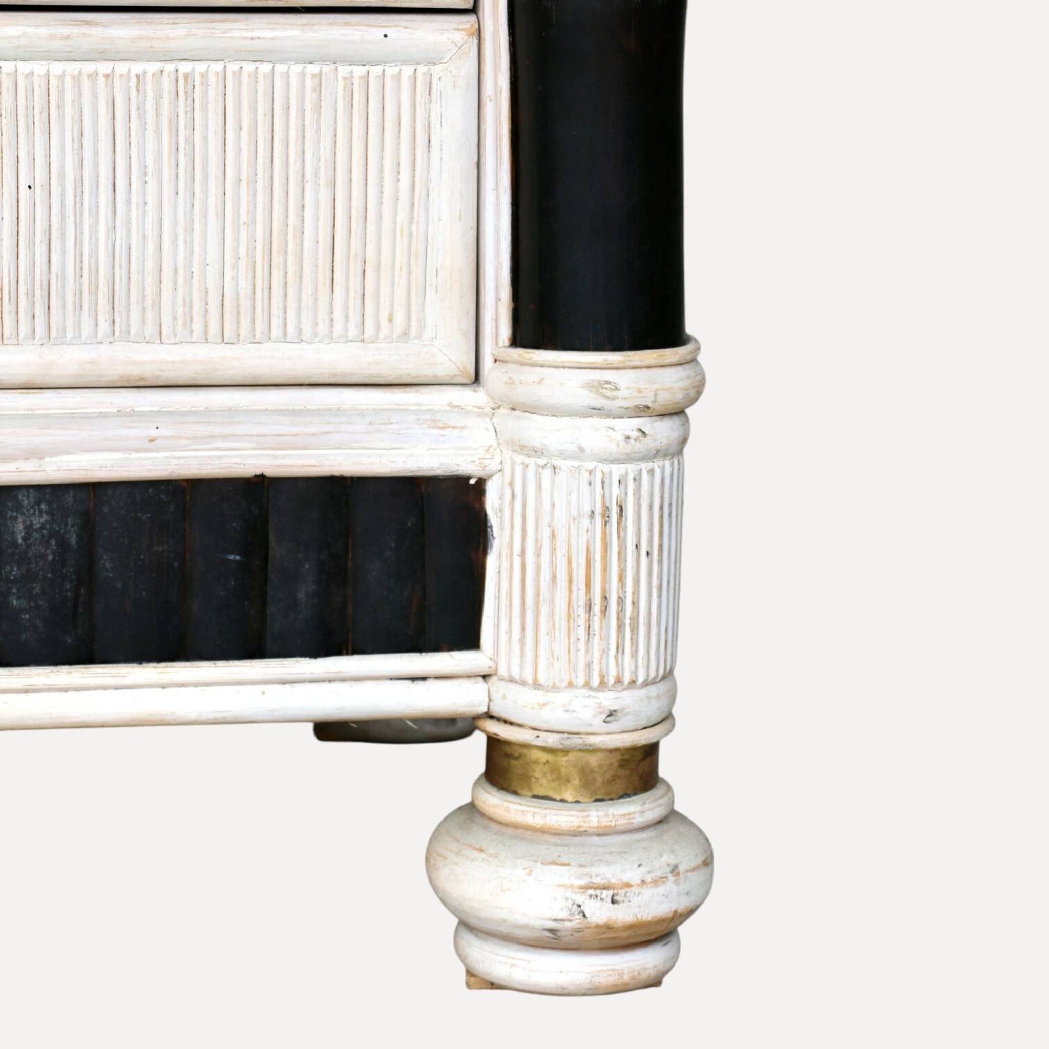 Une commode à 6 tiroirs, France, années 80.