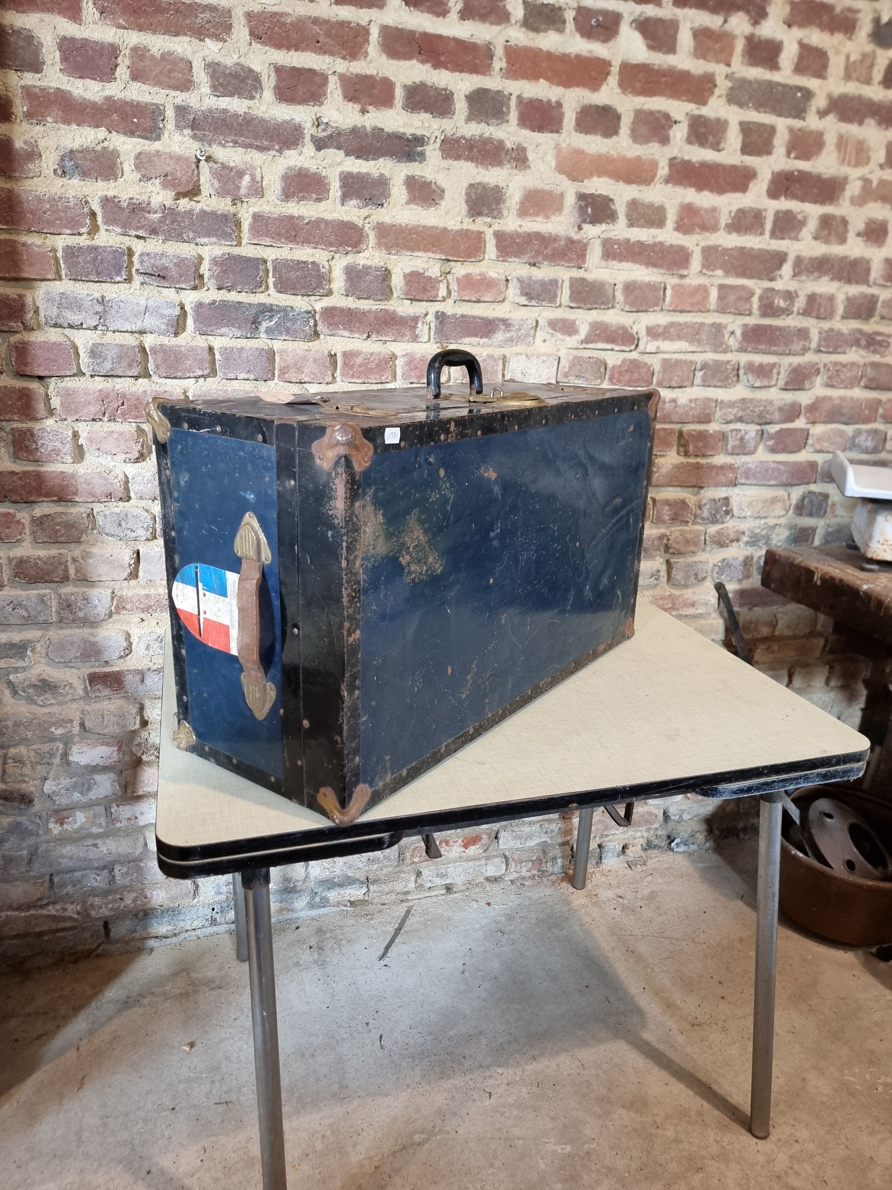 Old suitcase Liner France