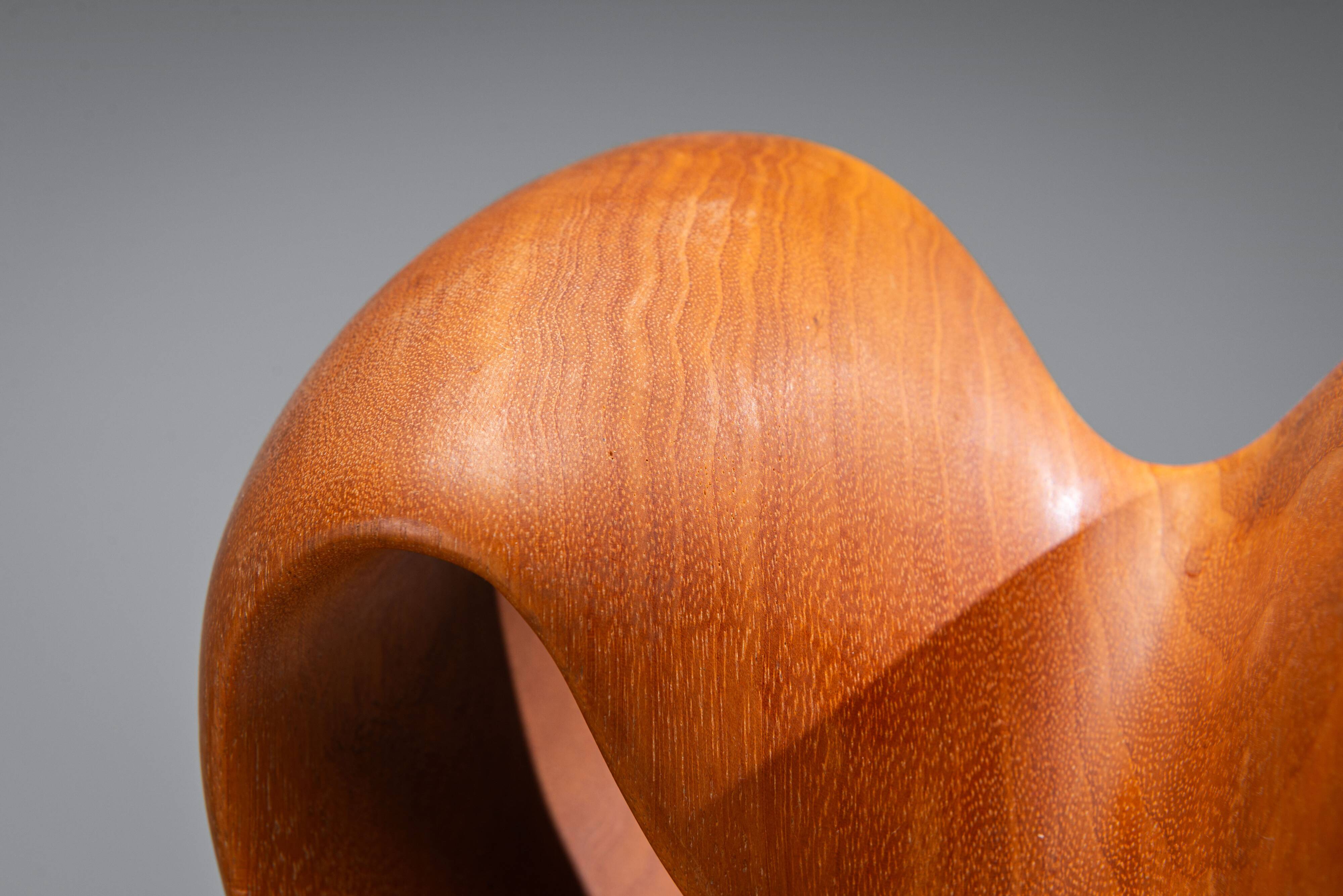 Sculpture abstraite avec des courbes organiques fluides.