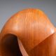 Sculpture abstraite avec des courbes organiques fluides.