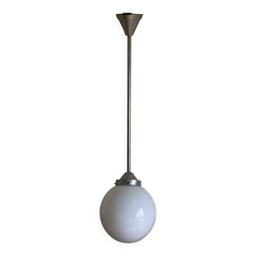 Suspension de pension globe en opaline et aluminium 1950