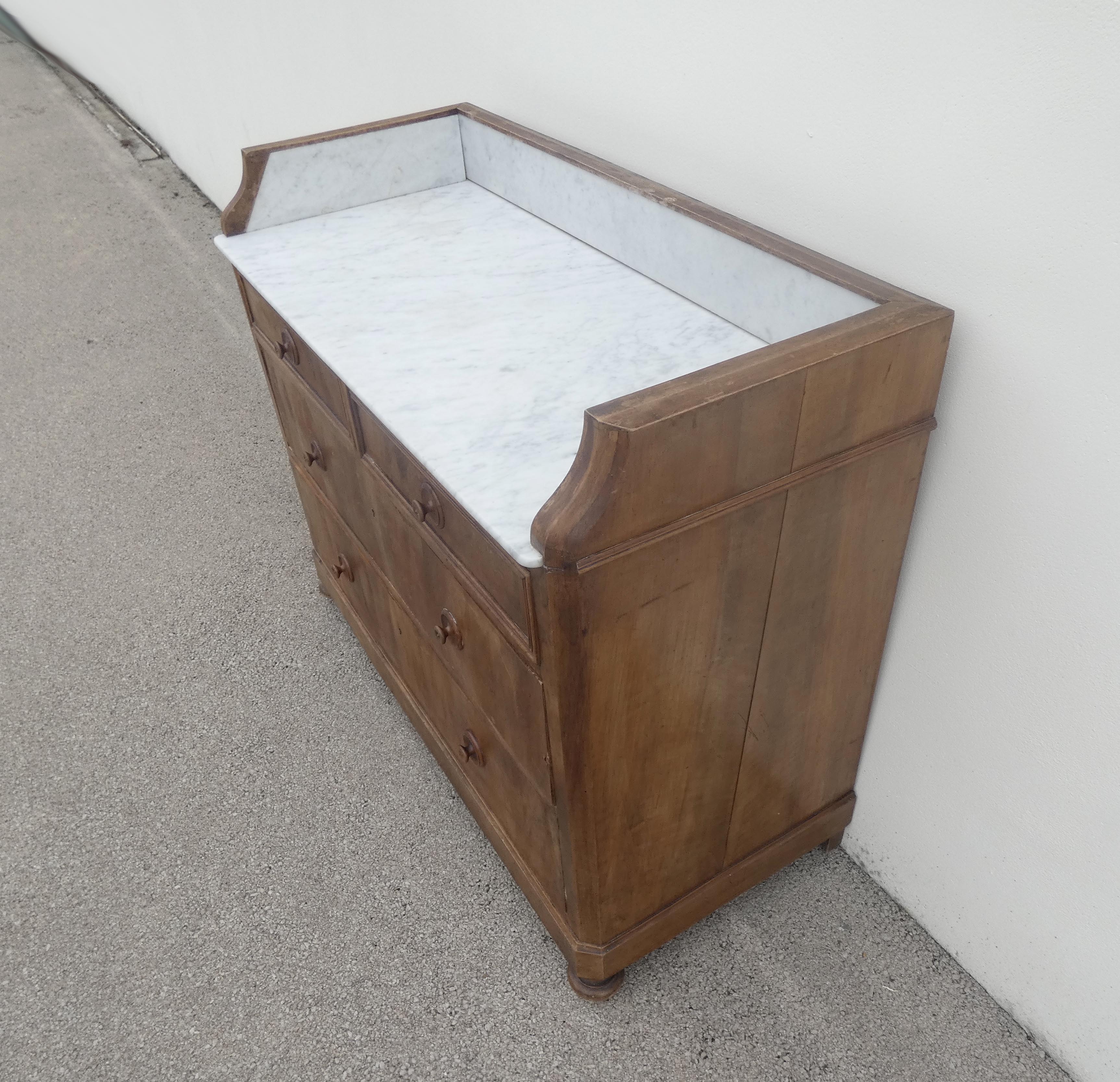 Ancienne commode en bois et marbre