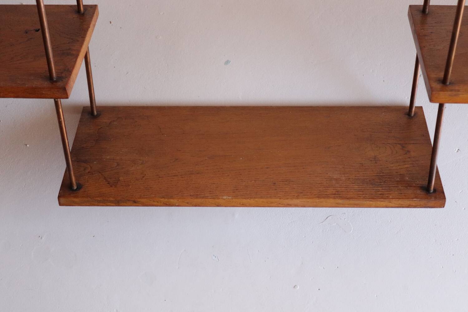 Wall shelf in oak and copper from the 50s