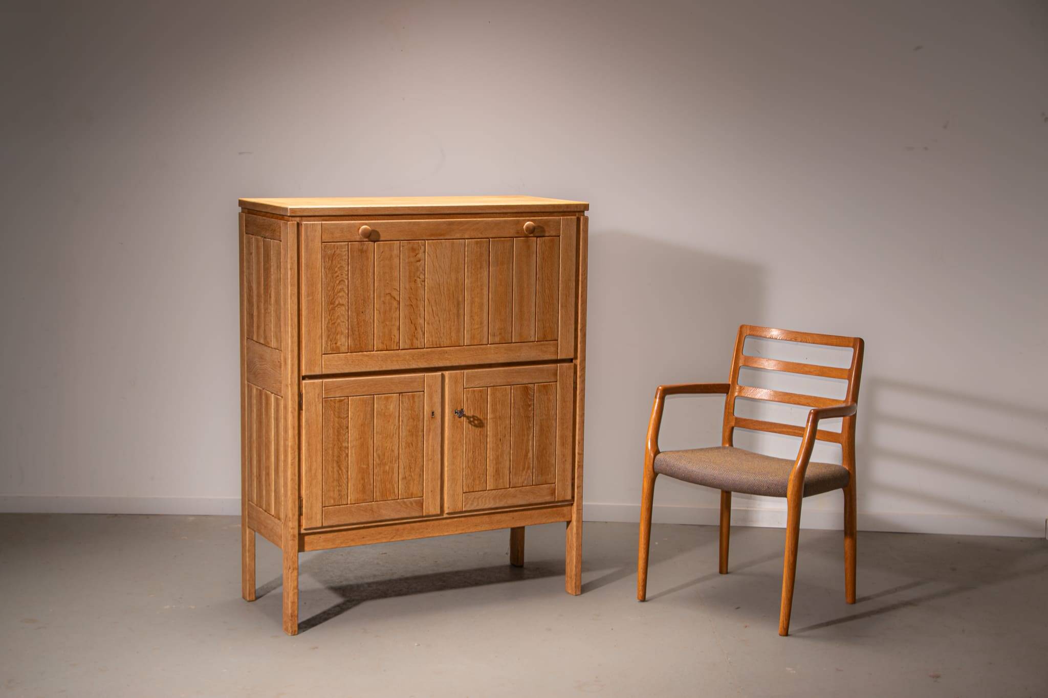 Van den Berghe Pauvers oak bar cabinet