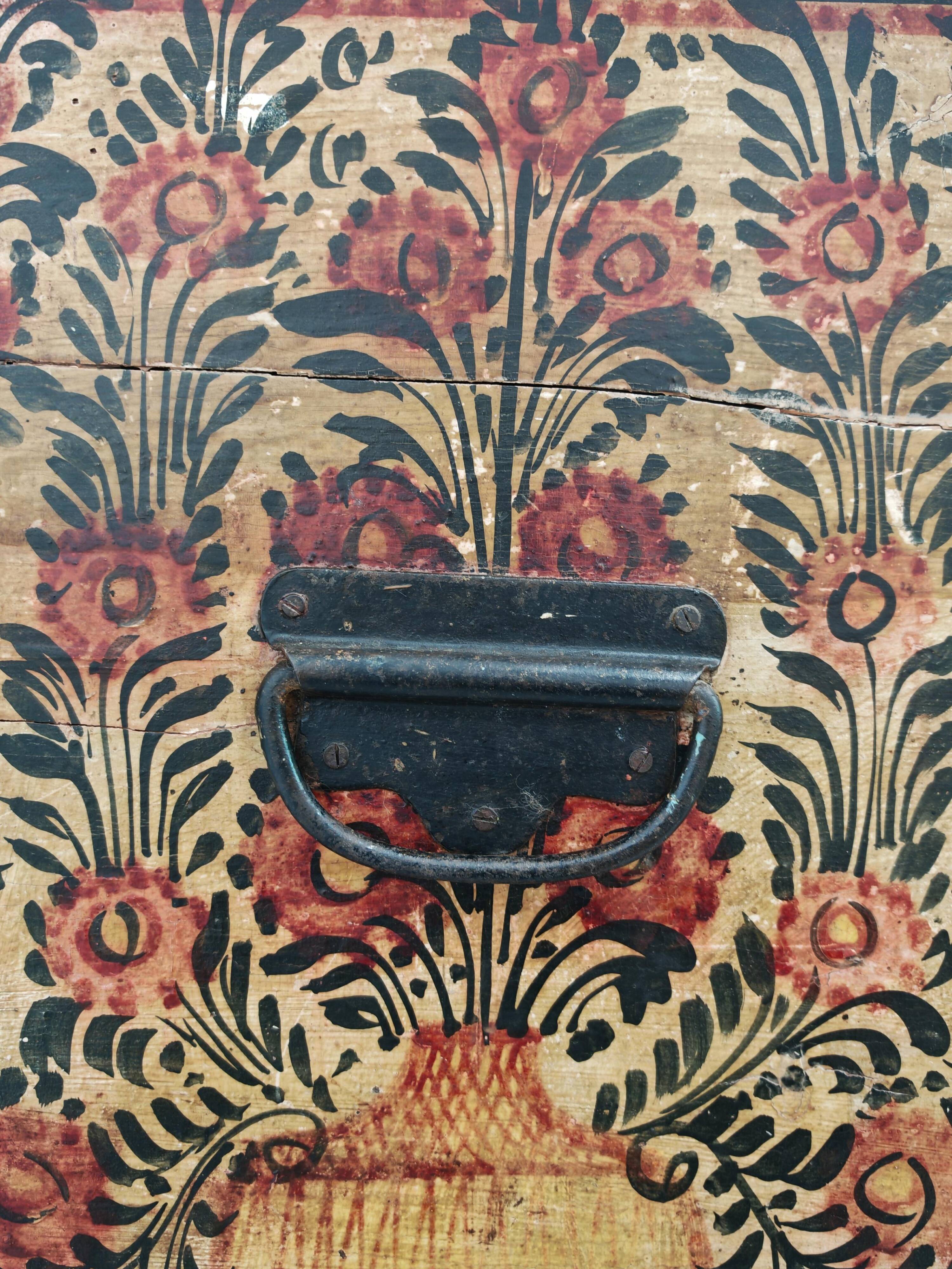 Coffre de dot antique extra grand en pin peint à la main