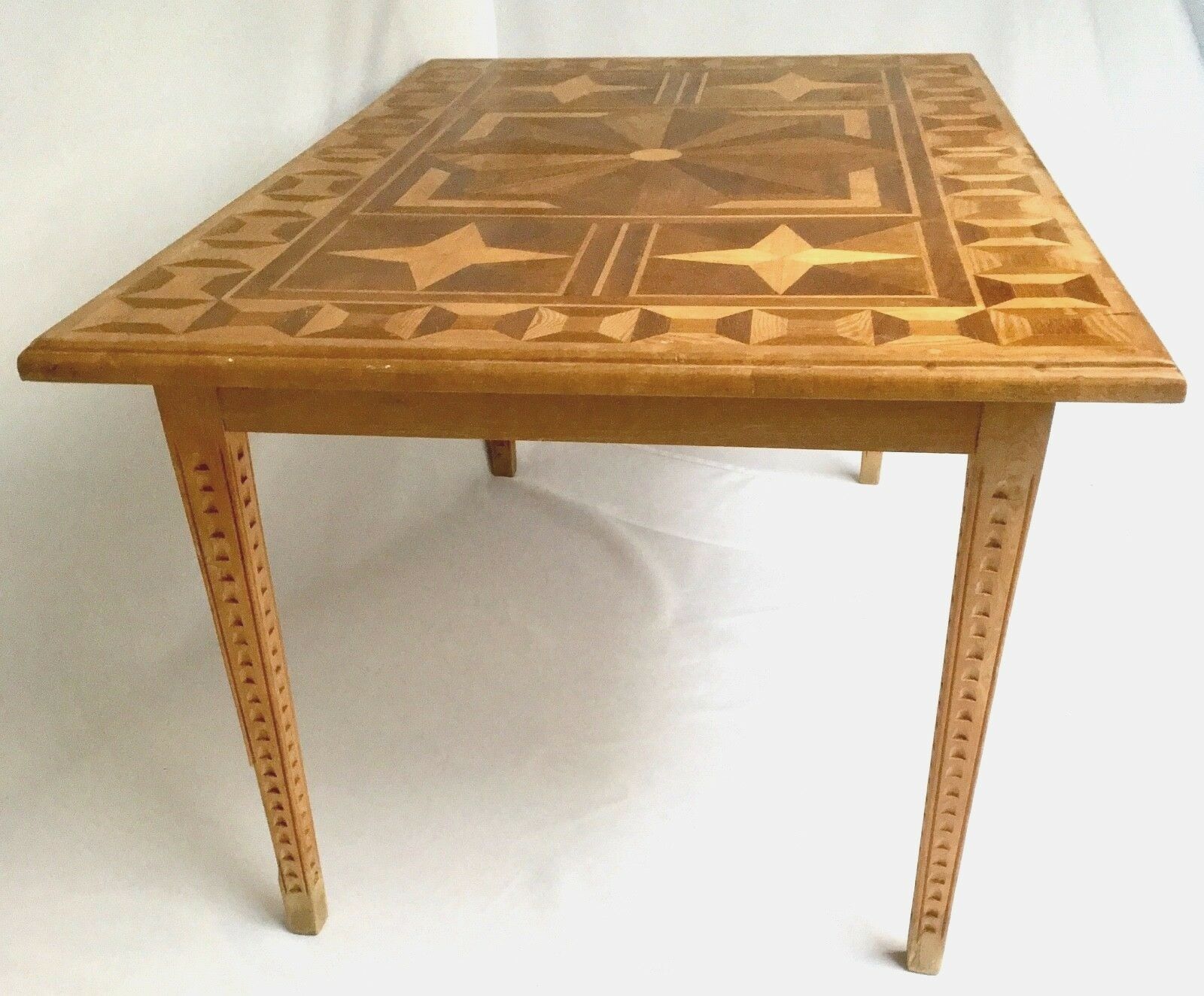 Table basse années 50 marqueterie etoile piètement encoche rectangulaire