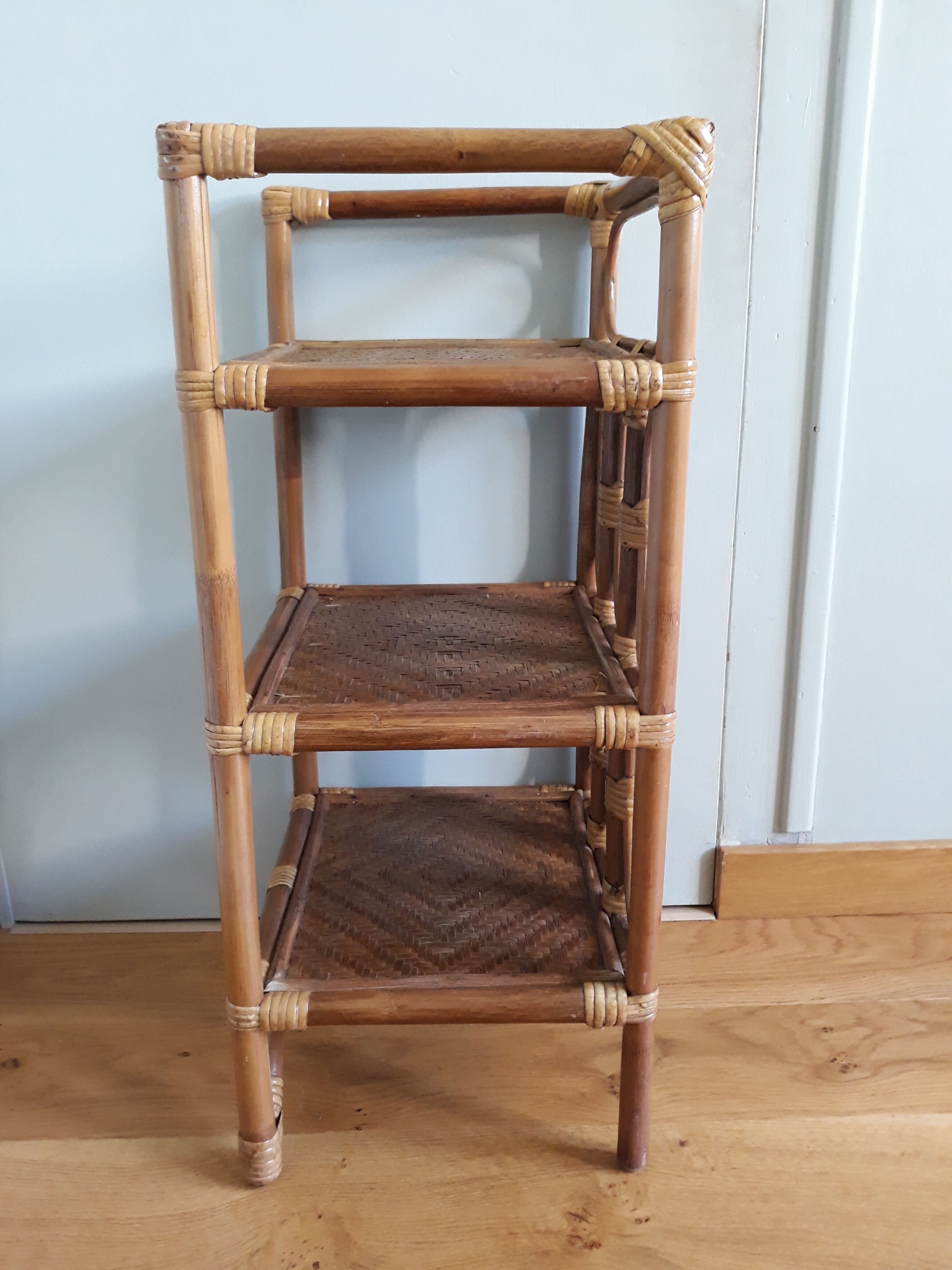 Light rattan shelf with canning