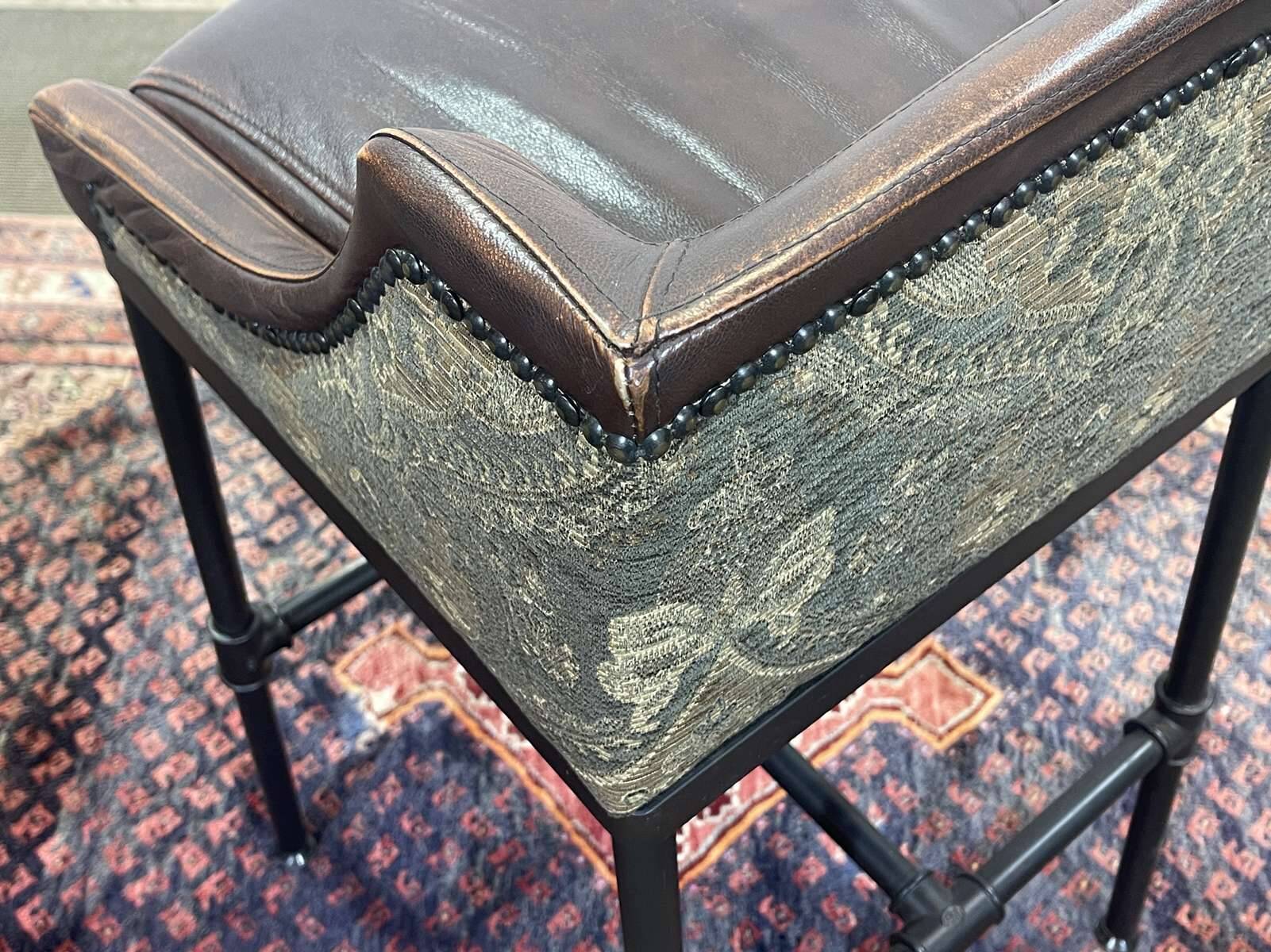 Série de 5 tabourets style industriel en métal et cuir, travail moderne