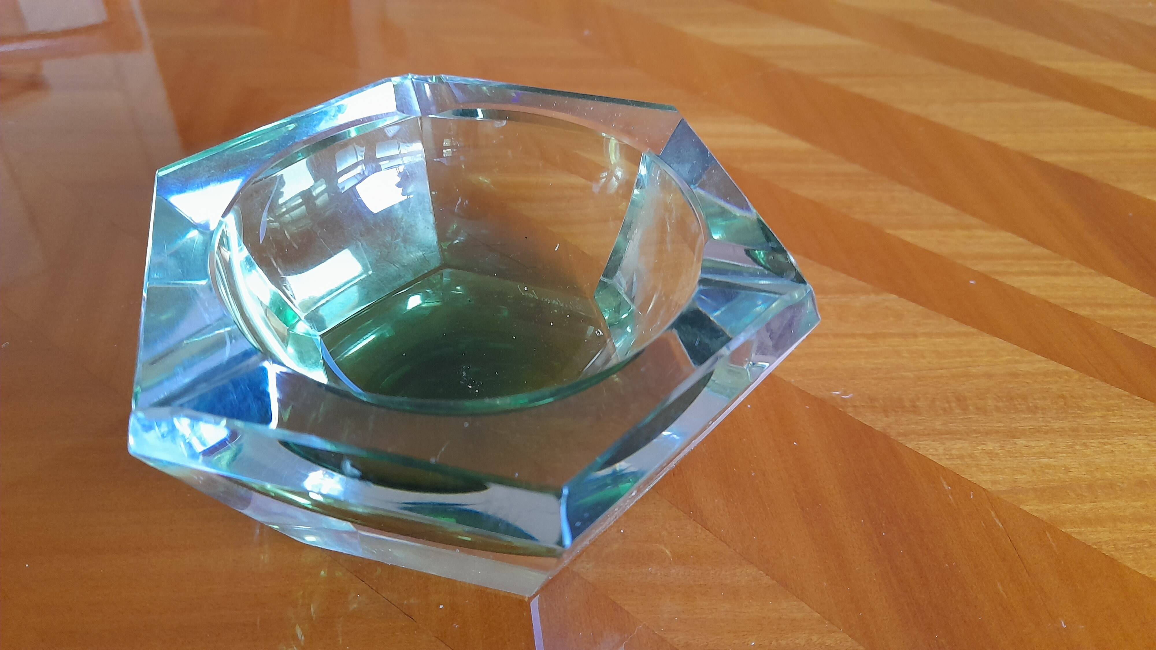 Cendrier en cristal ou verre avec de superbes reflets bleu vert