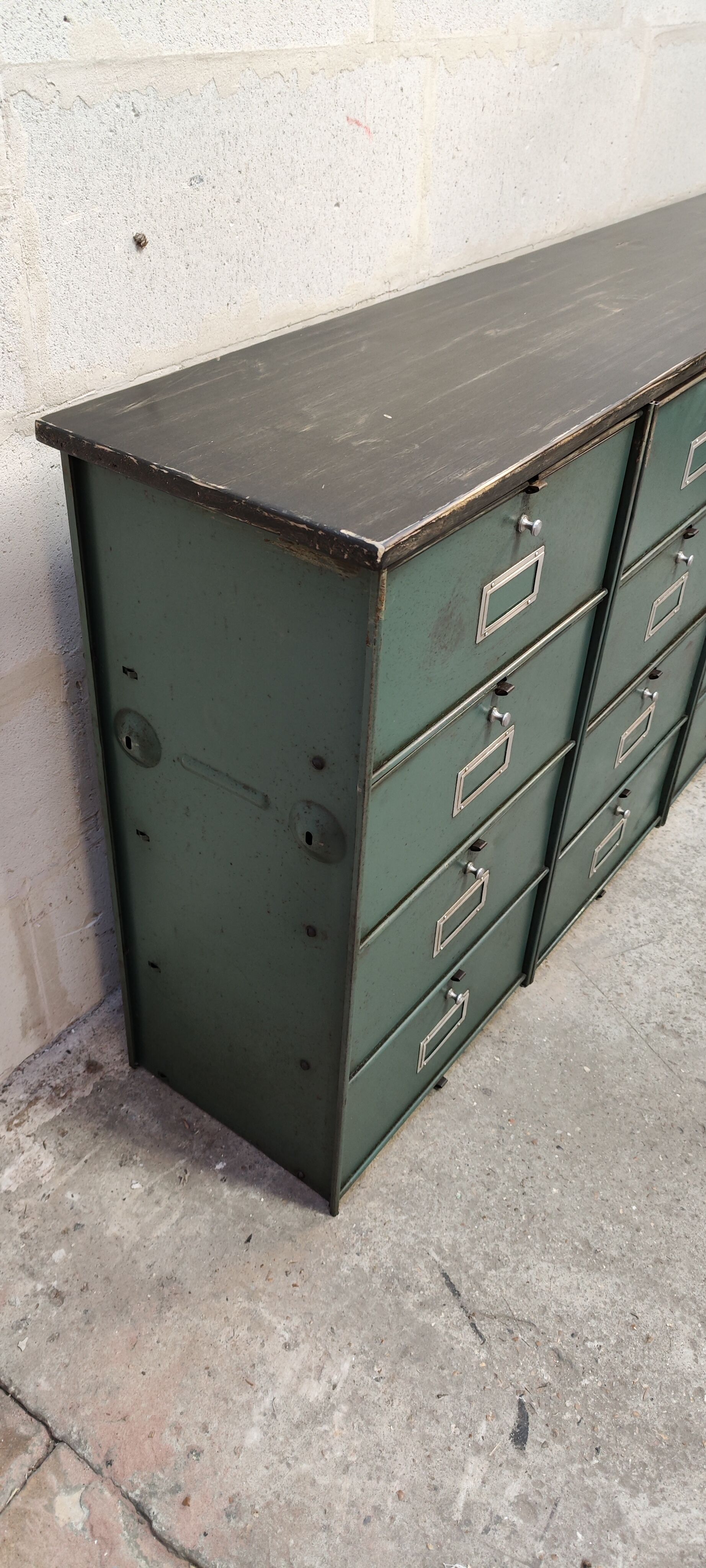 Industrial furniture in a row Ronéo 16 metal valves